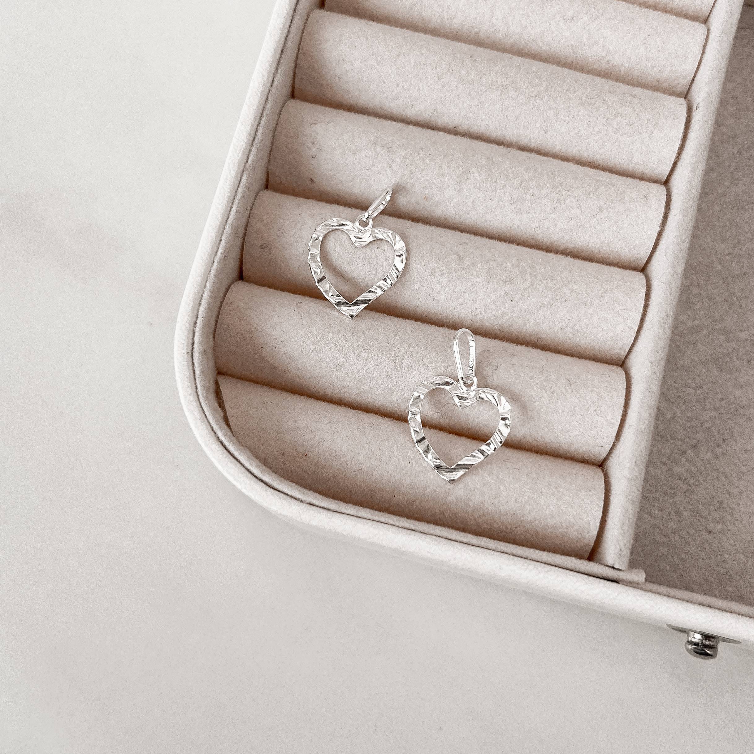 Imagem Secundária Pingente coração vazado ondulado 15mm