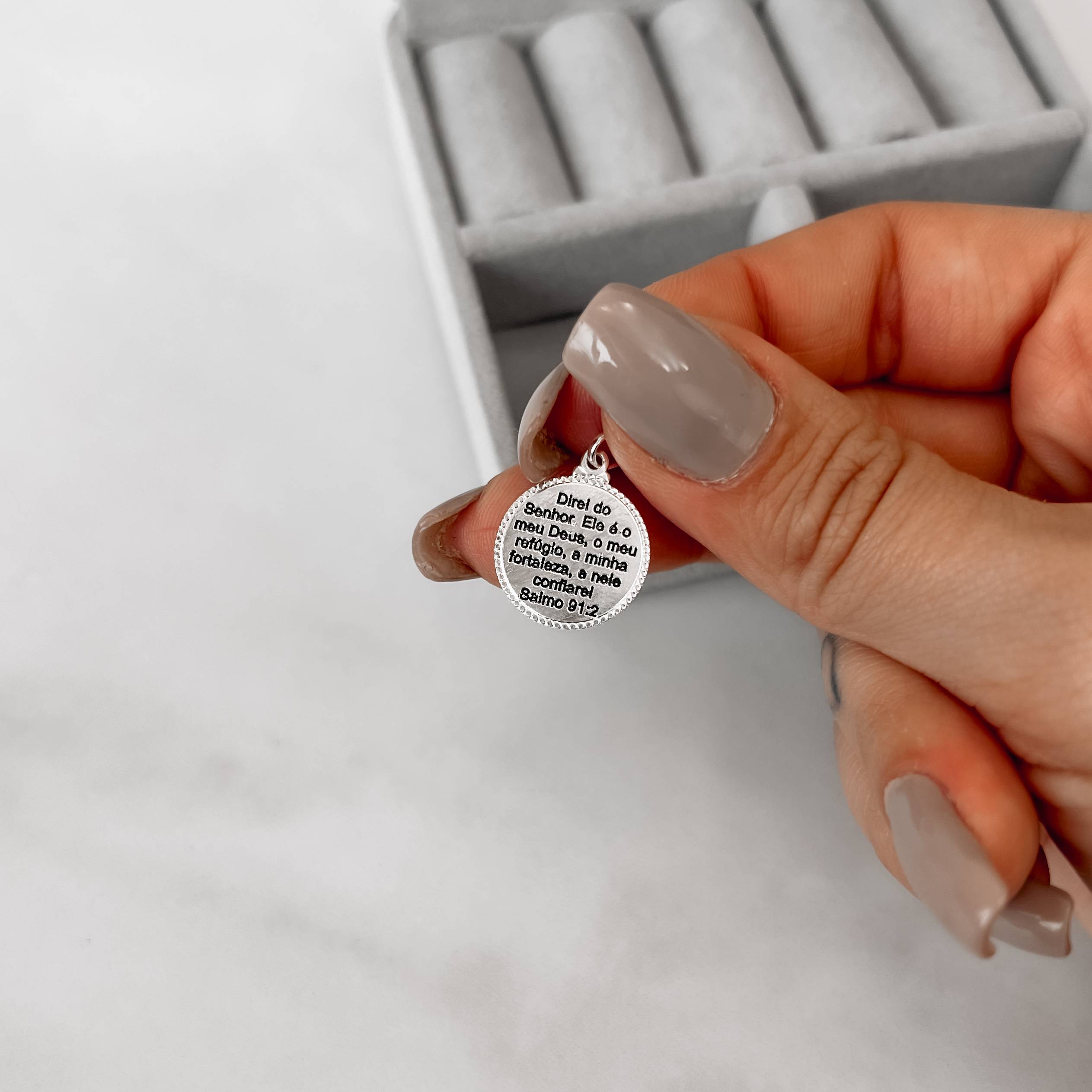 Imagem Secundária Pingente medalha Salmo 91:2 resina 15mm
