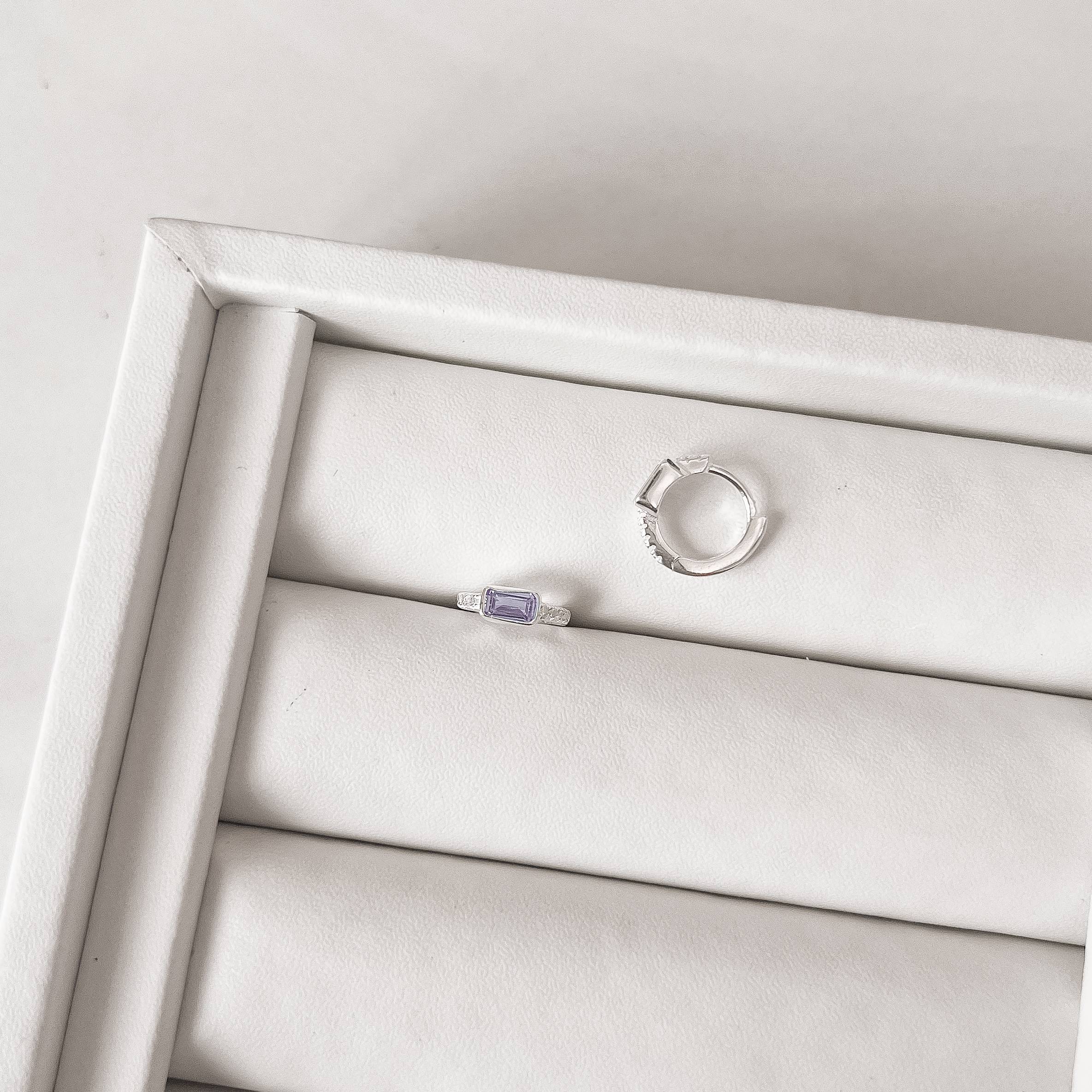 Argola click cravejada 11mm detalhe zircônia retangular lilás