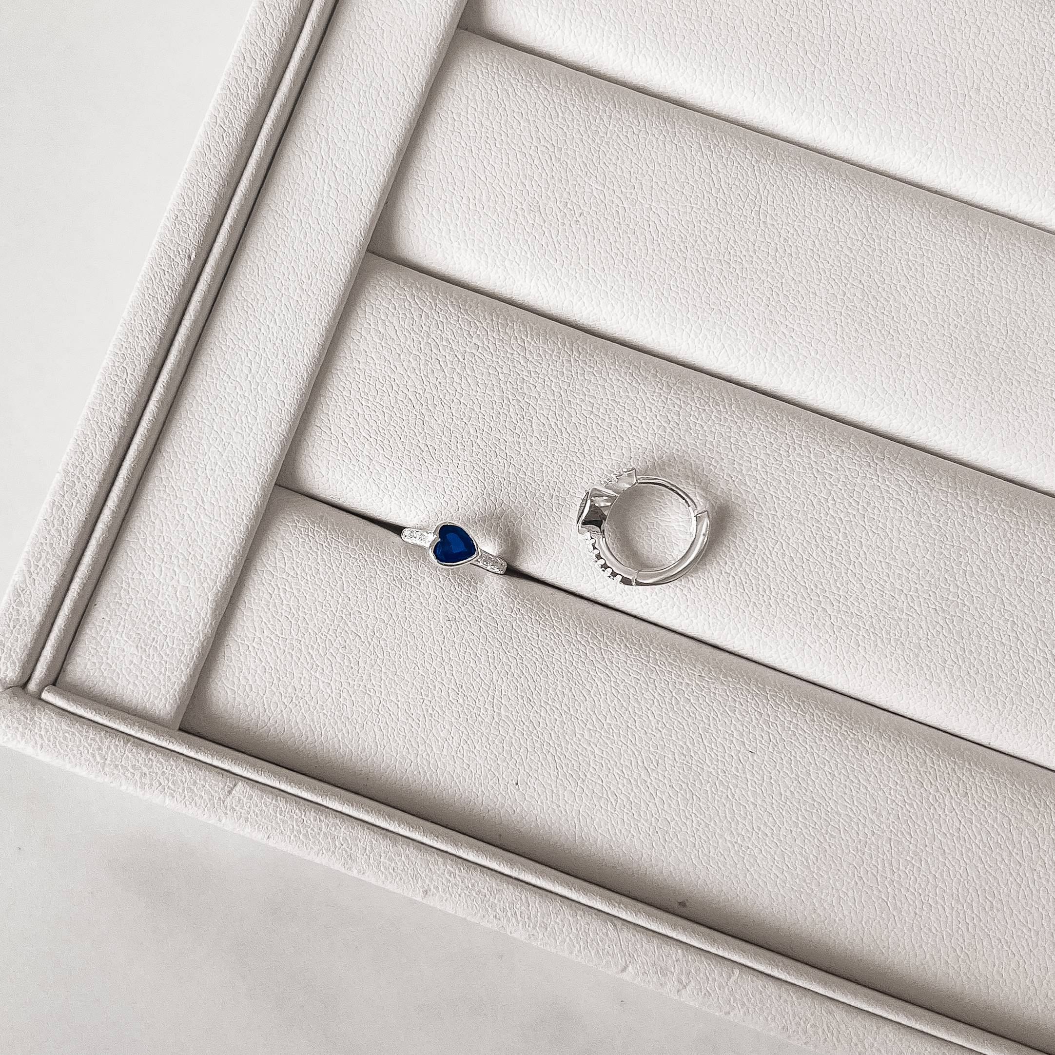 Argola click cravejada 11mm detalhe zircônia coração azul