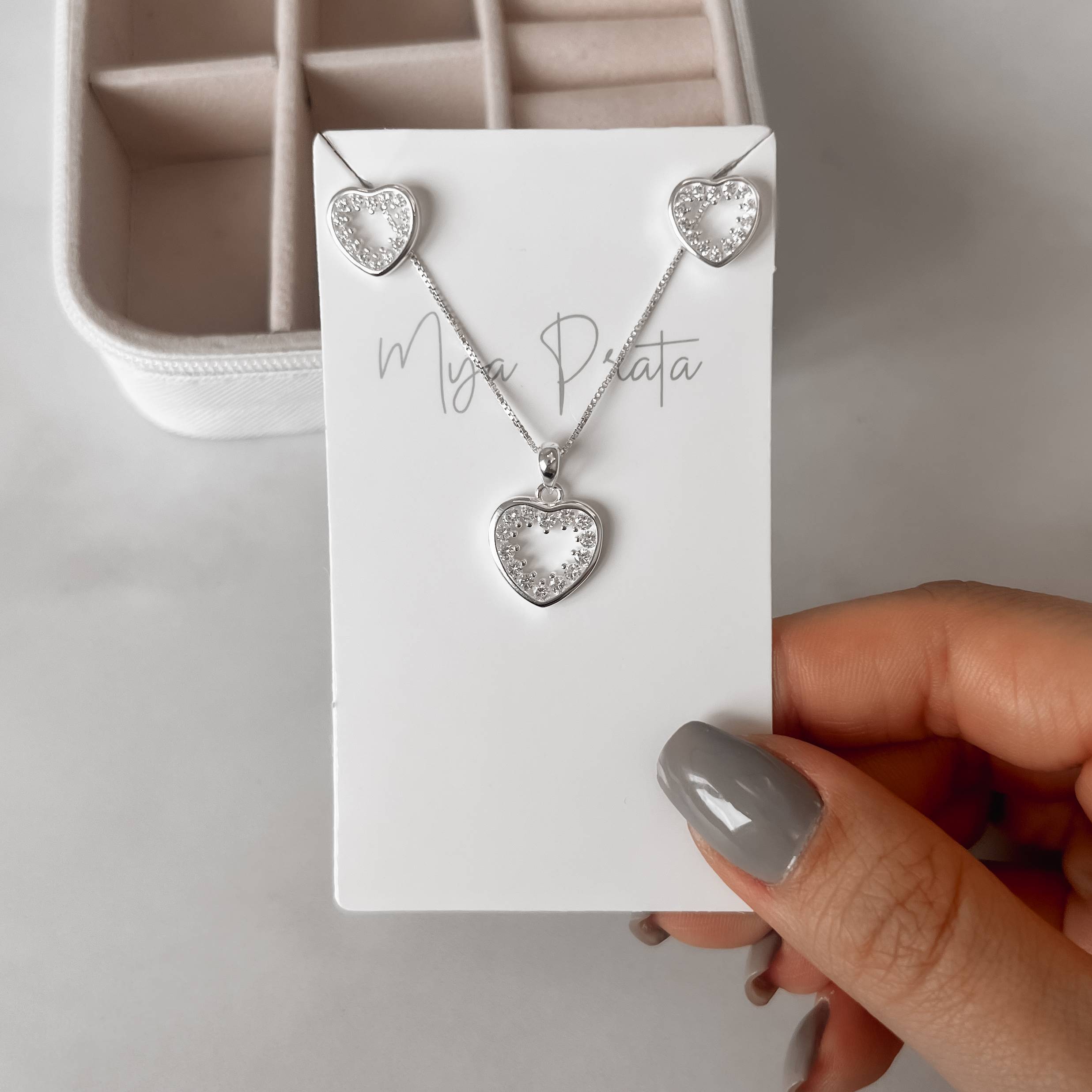 Imagem Conjunto brinco e colar coração vazado cravejado 13mm 45cm