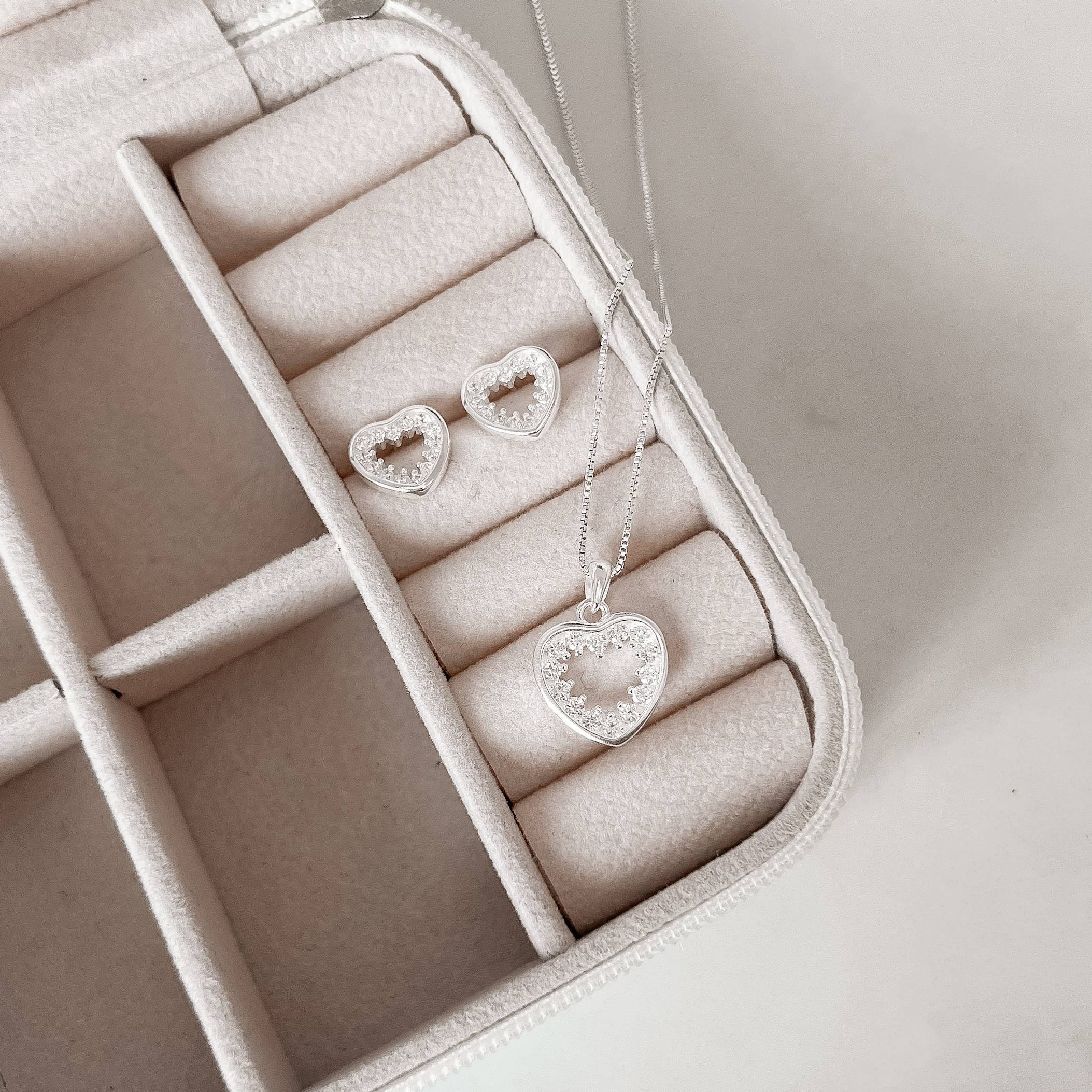 Imagem Secundária Conjunto brinco e colar coração vazado cravejado 13mm 45cm