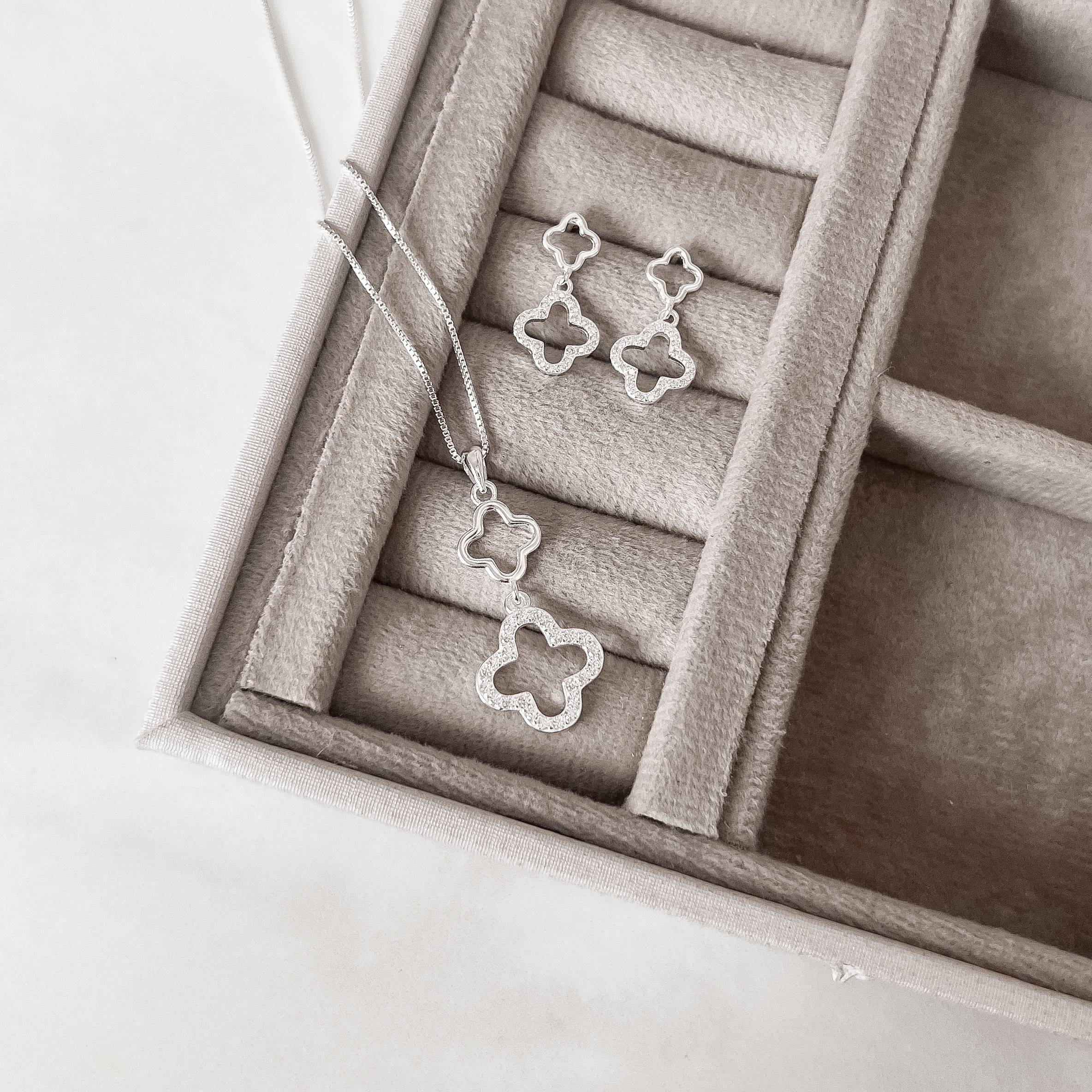 Imagem Conjunto brinco e colar trevos vazados liso e cravejado 45cm