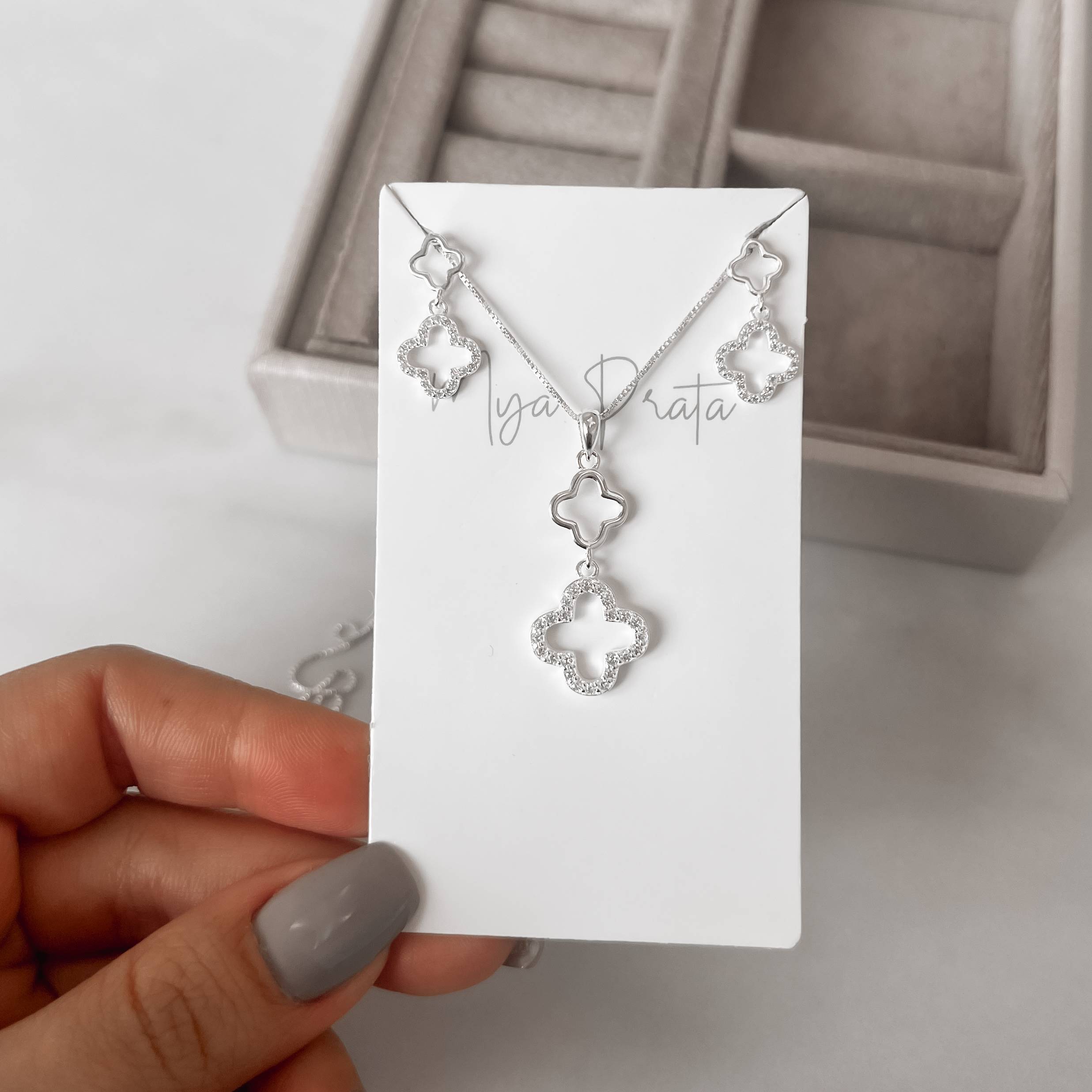 Imagem Secundária Conjunto brinco e colar trevos vazados liso e cravejado 45cm