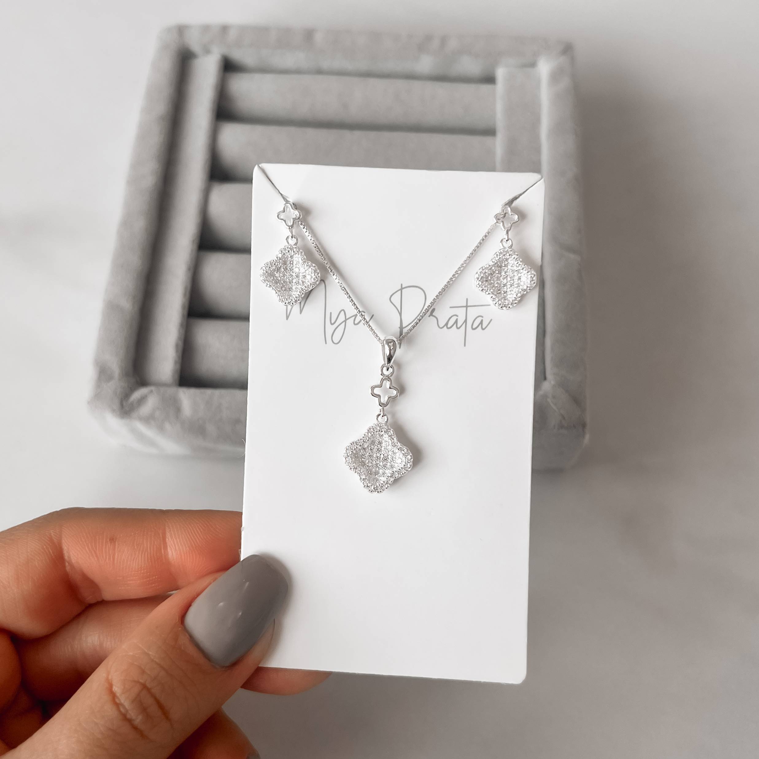 Imagem Conjunto brinco e colar trevos vazado e cravejado 45cm