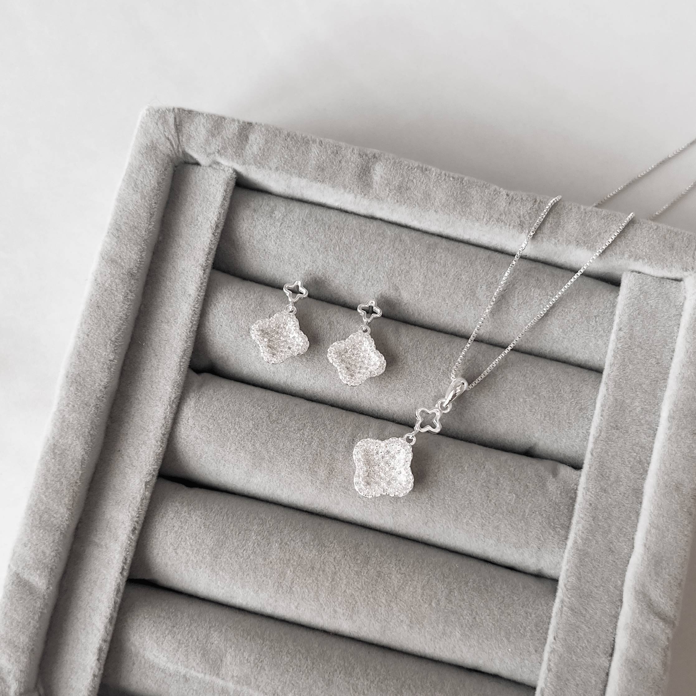 Imagem Secundária Conjunto brinco e colar trevos vazado e cravejado 45cm