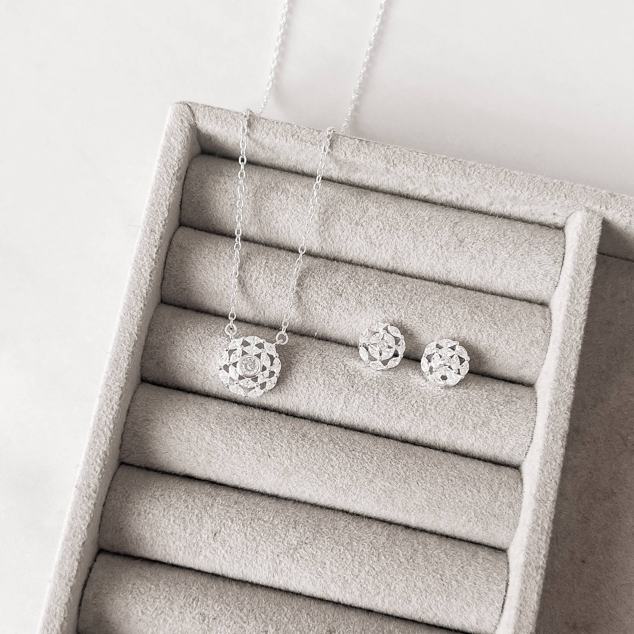 Conjunto brinco e colar flor cravejada 11mm corrente cadeado 40+5cm