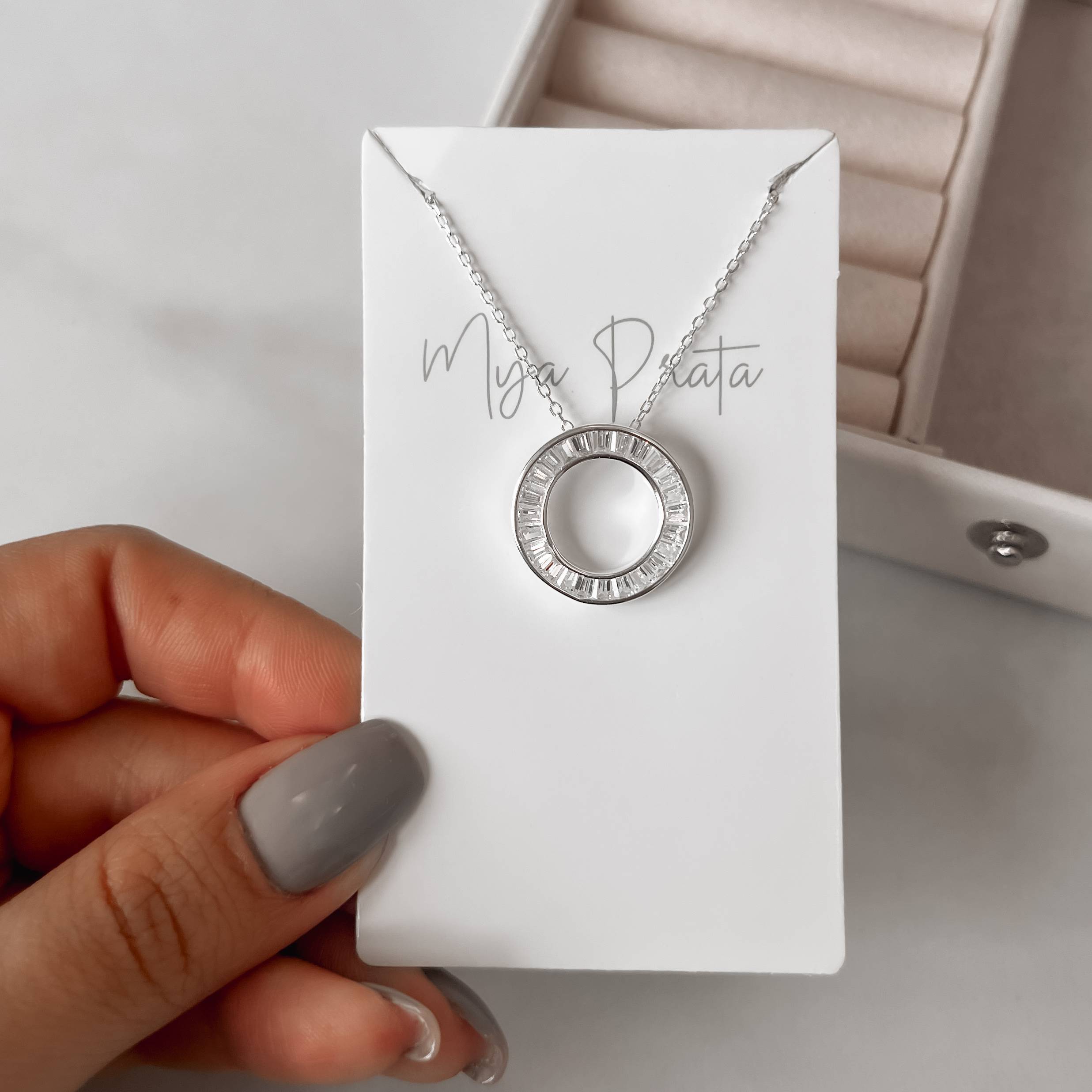 Imagem Colar círculo vazado cravejado 19mm corrente cadeado 40+5cm