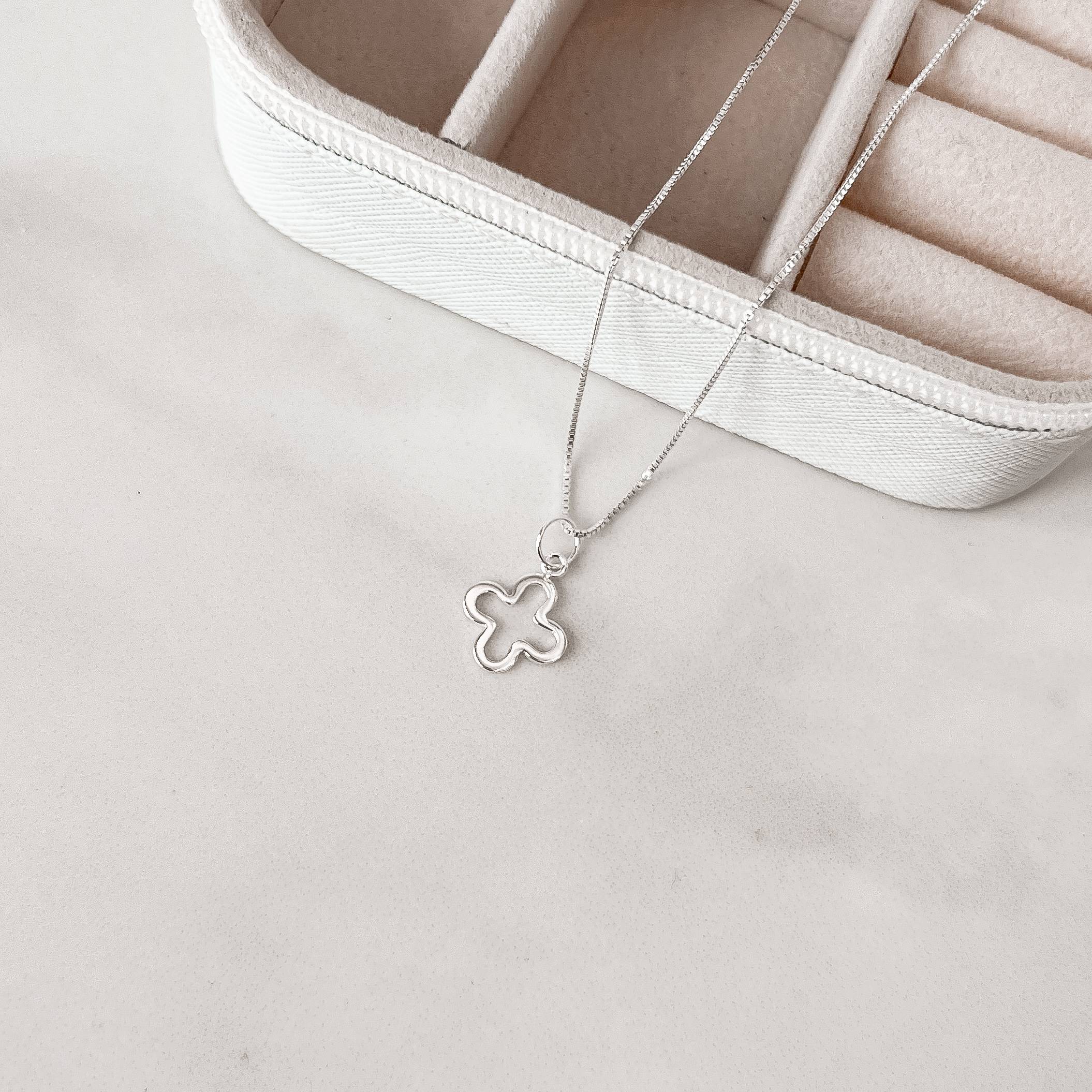 Imagem Secundária Colar pingente trevo vazado 11mm 45cm