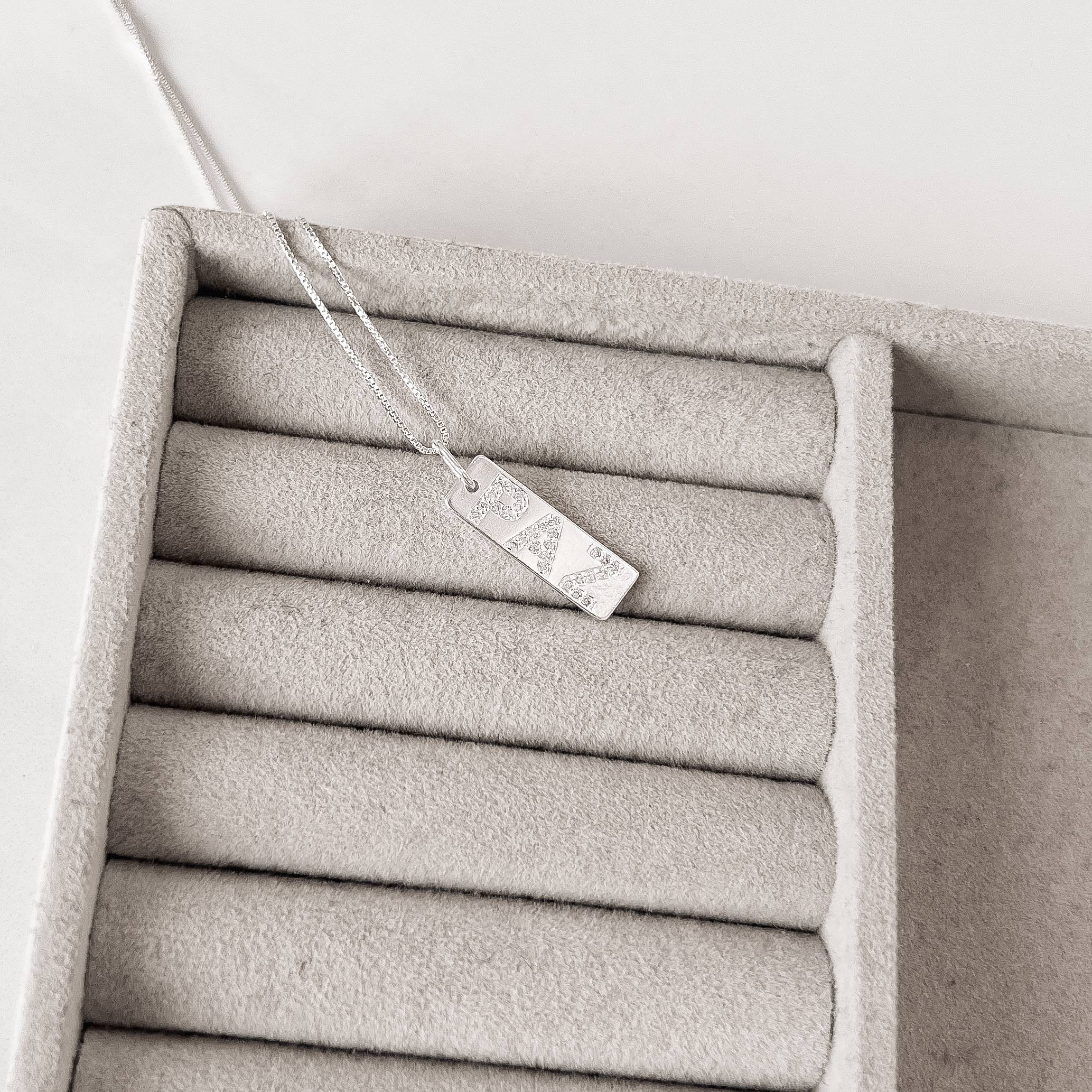 Imagem Colar pingente placa paz cravejada 22mm 45cm