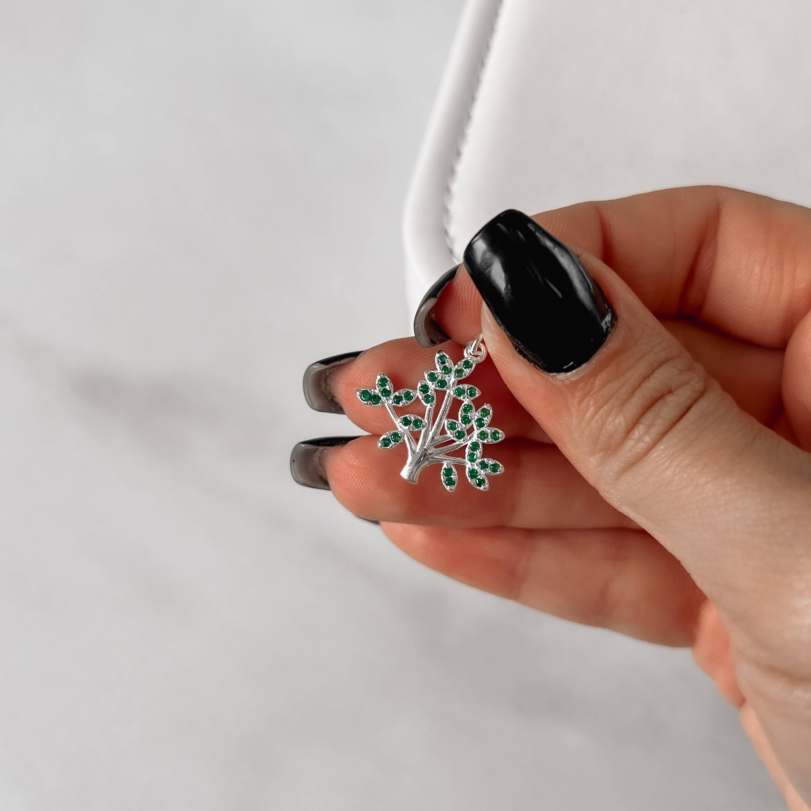 Pingente árvore cravejada verde 21mm