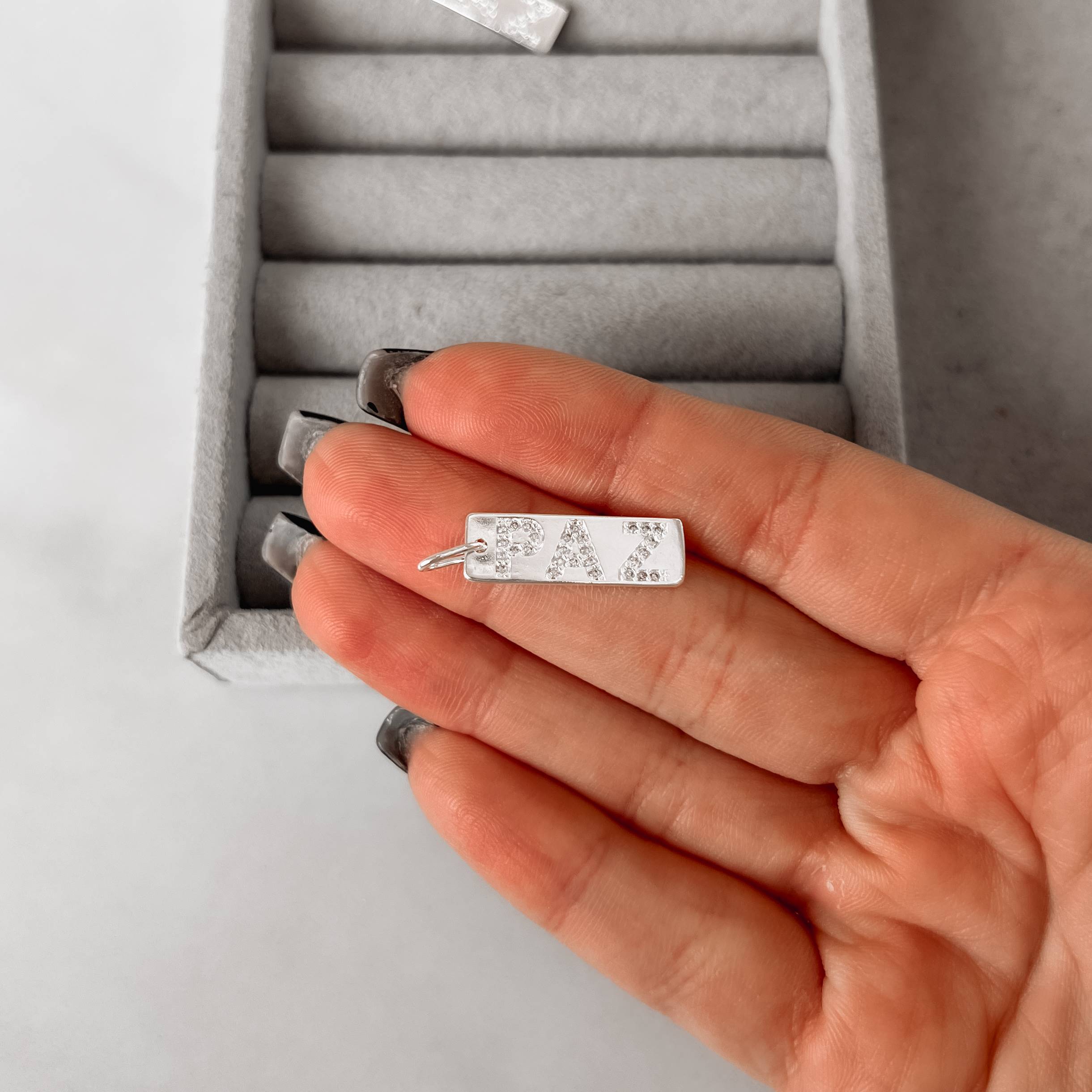 Pingente placa paz cravejada 22mm