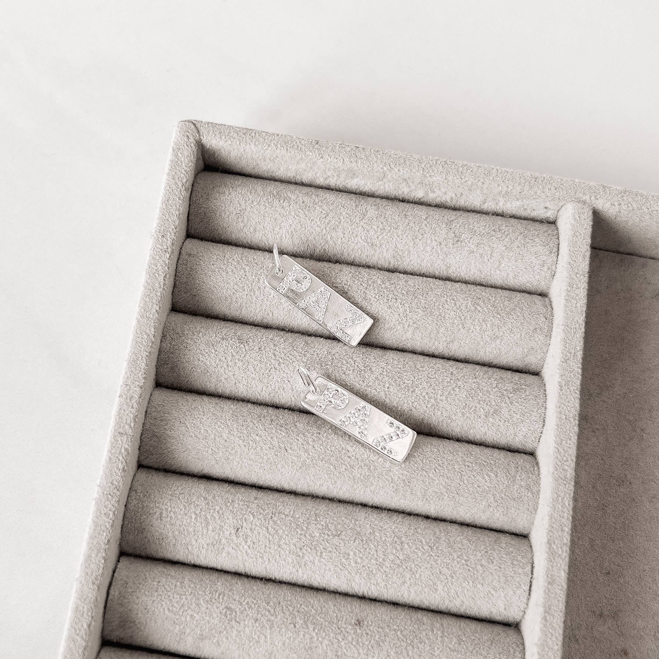 Imagem Secundária Pingente placa paz cravejada 22mm