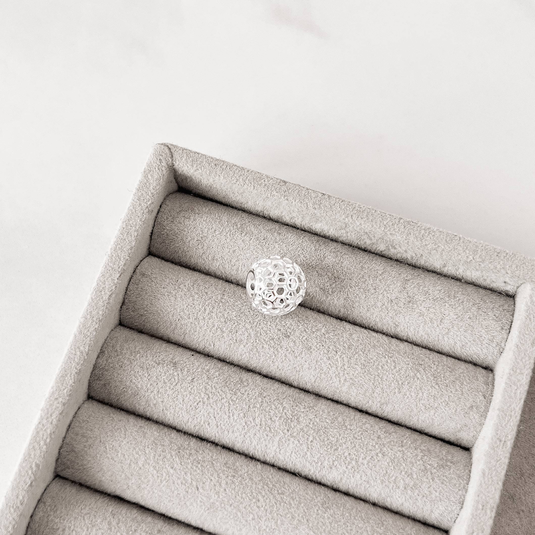 Imagem Secundária Berloque bola 3D detalhe hexágonos 11mm