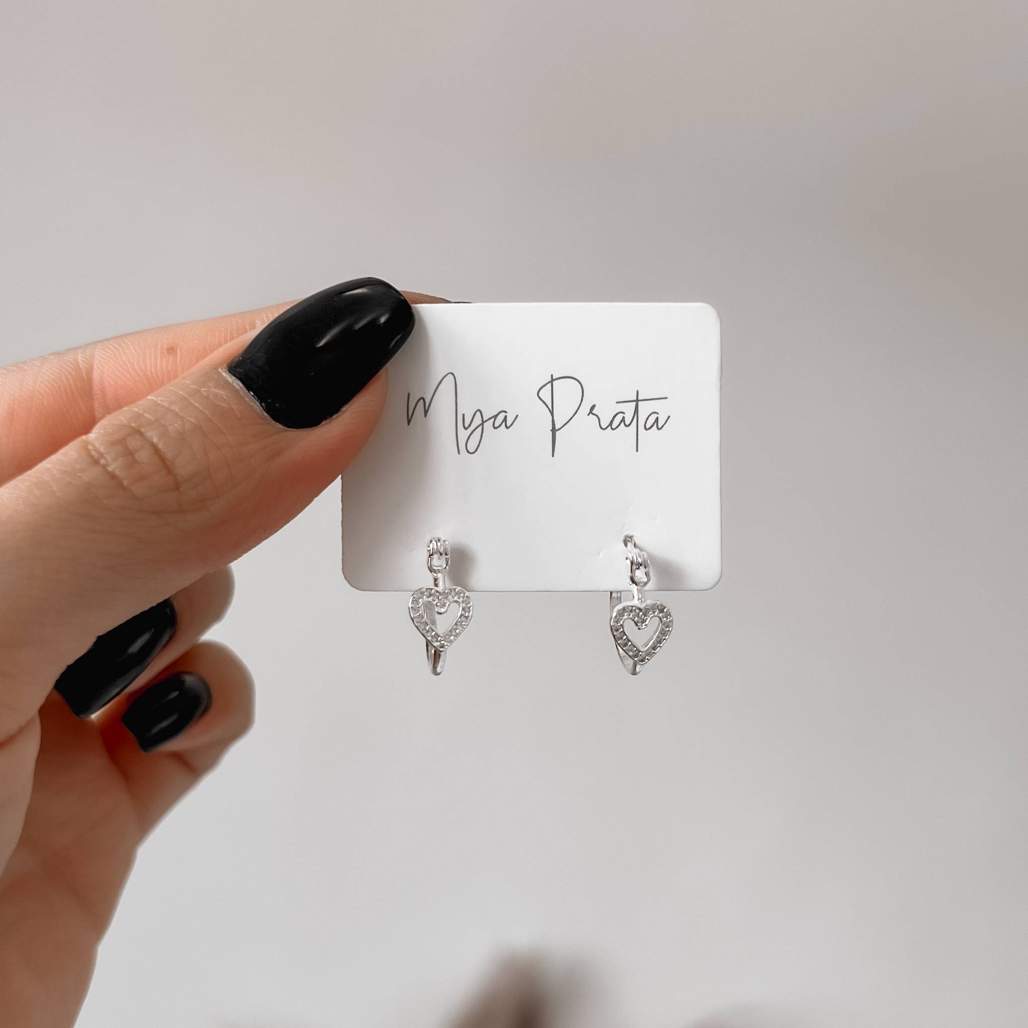 Imagem Secundária Argola fina coração vazado cravejado 14mm trava