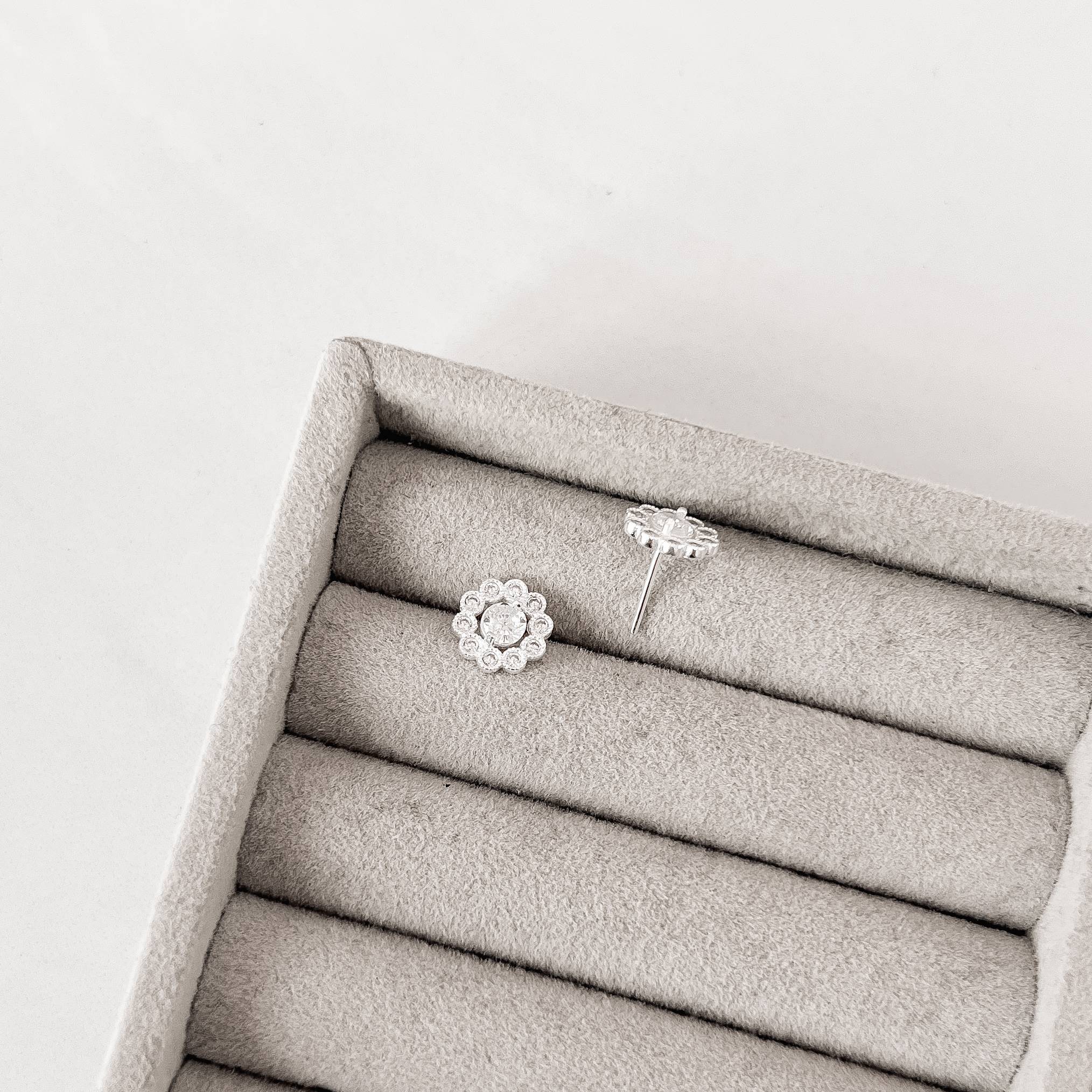 Brinco círculo 10mm cravejado detalhe zircônia