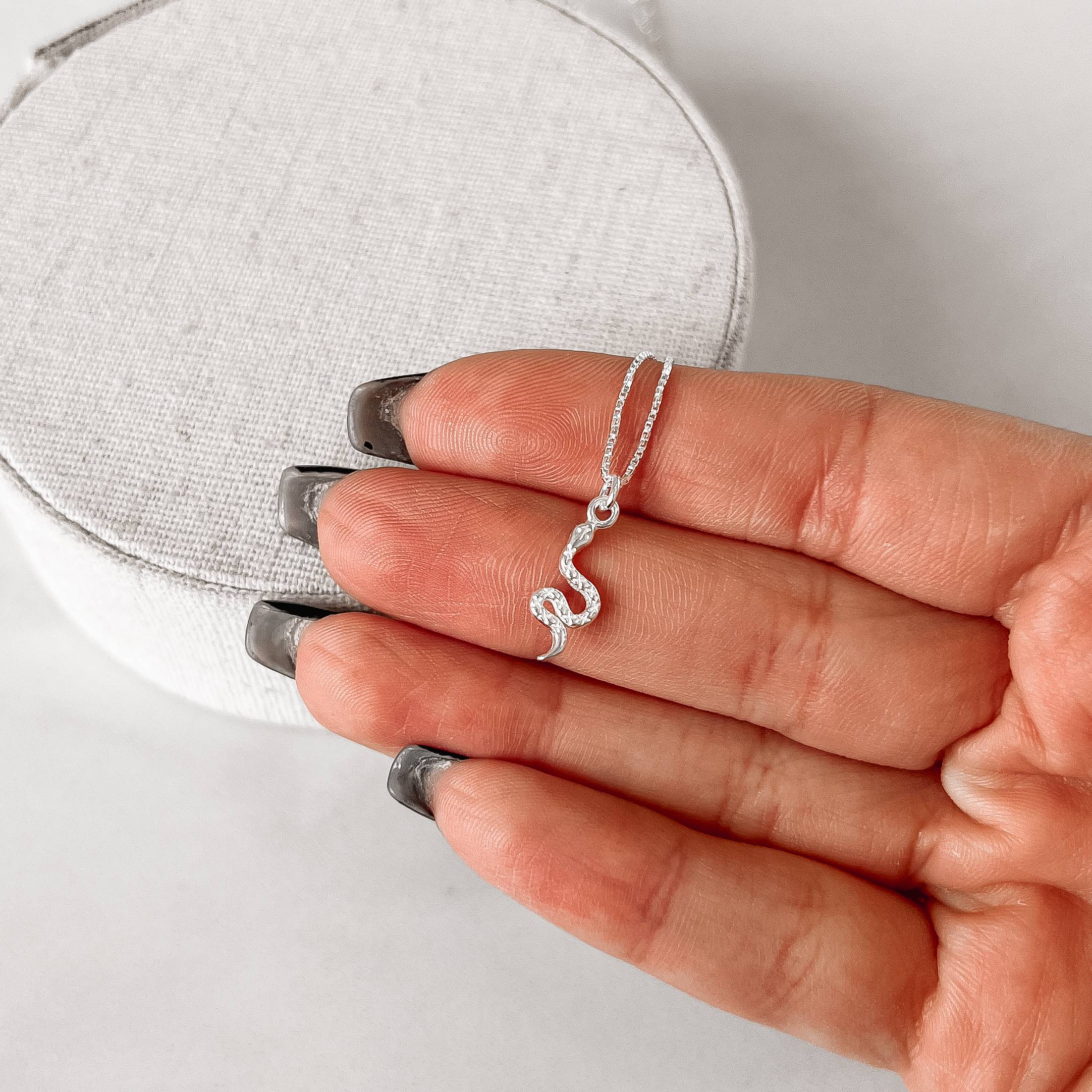 Imagem Secundária Colar pingente cobra 13mm 45cm com alongadora