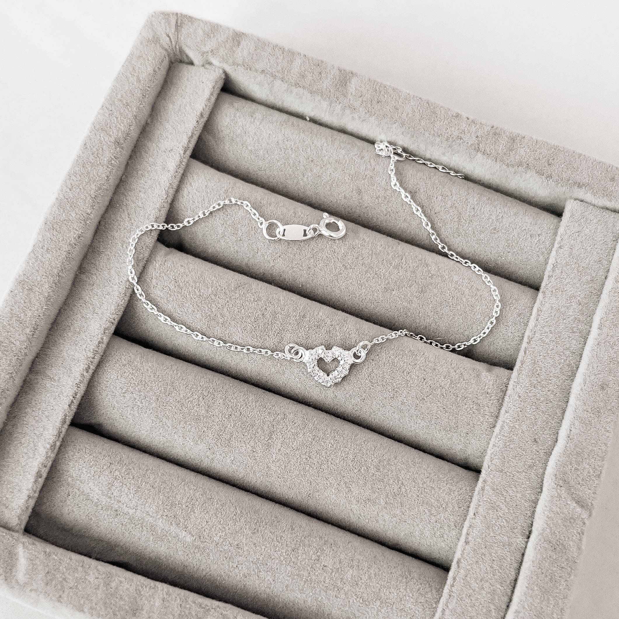 Pulseira entremeio coração vazado cravejado 8mm corrente cadeado