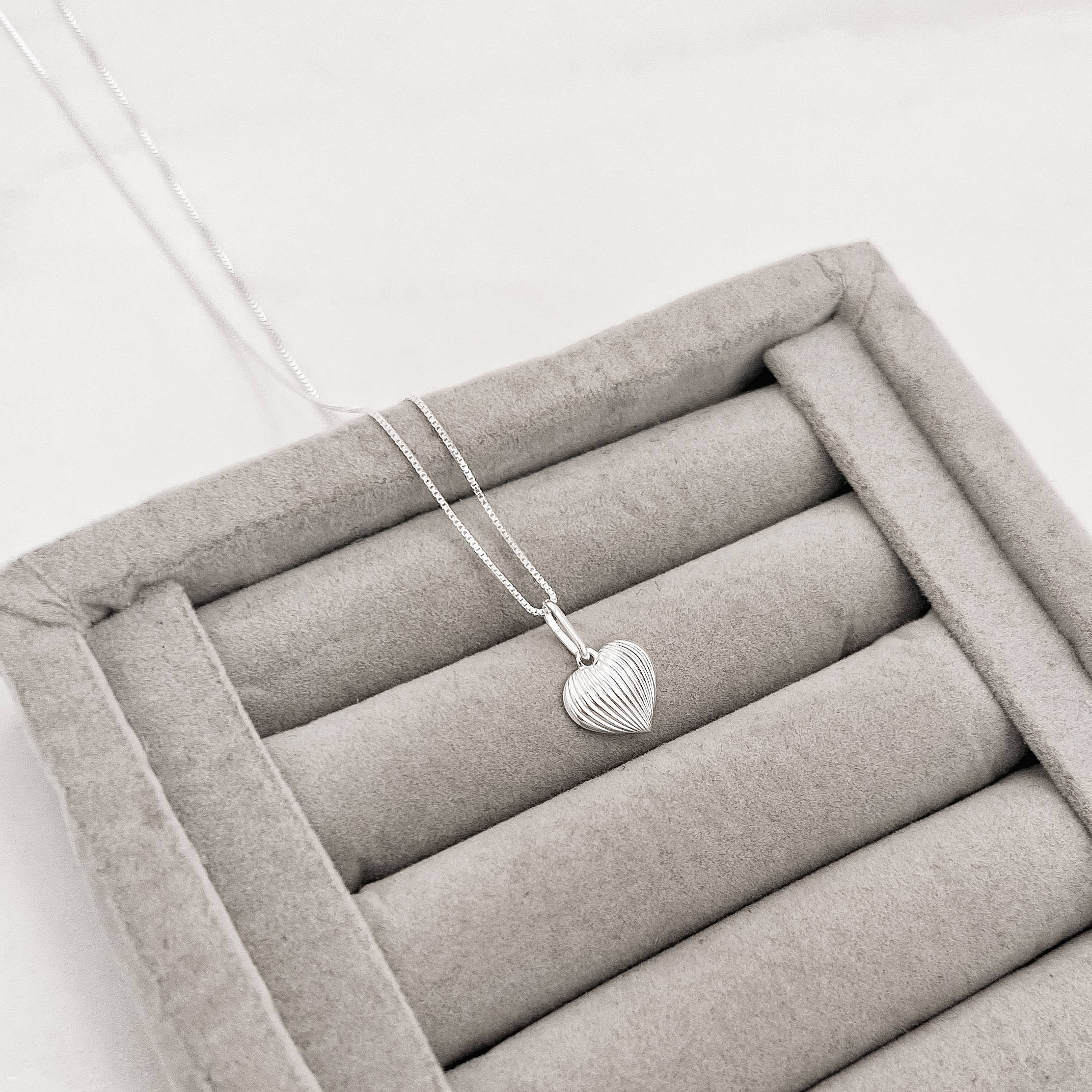 Imagem Colar pingente coração com vinco 11mm 45cm