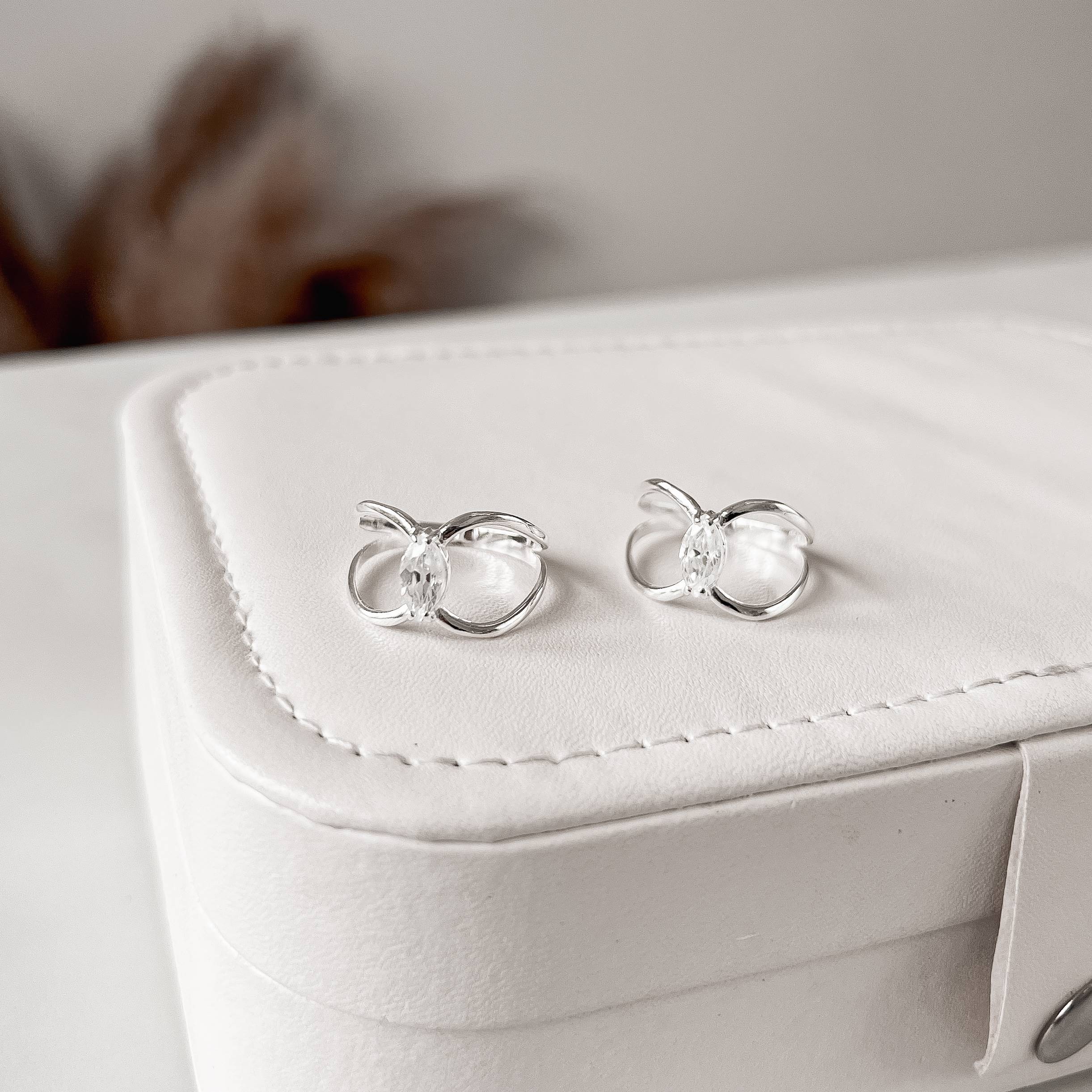 Anel largo com zircônia navete