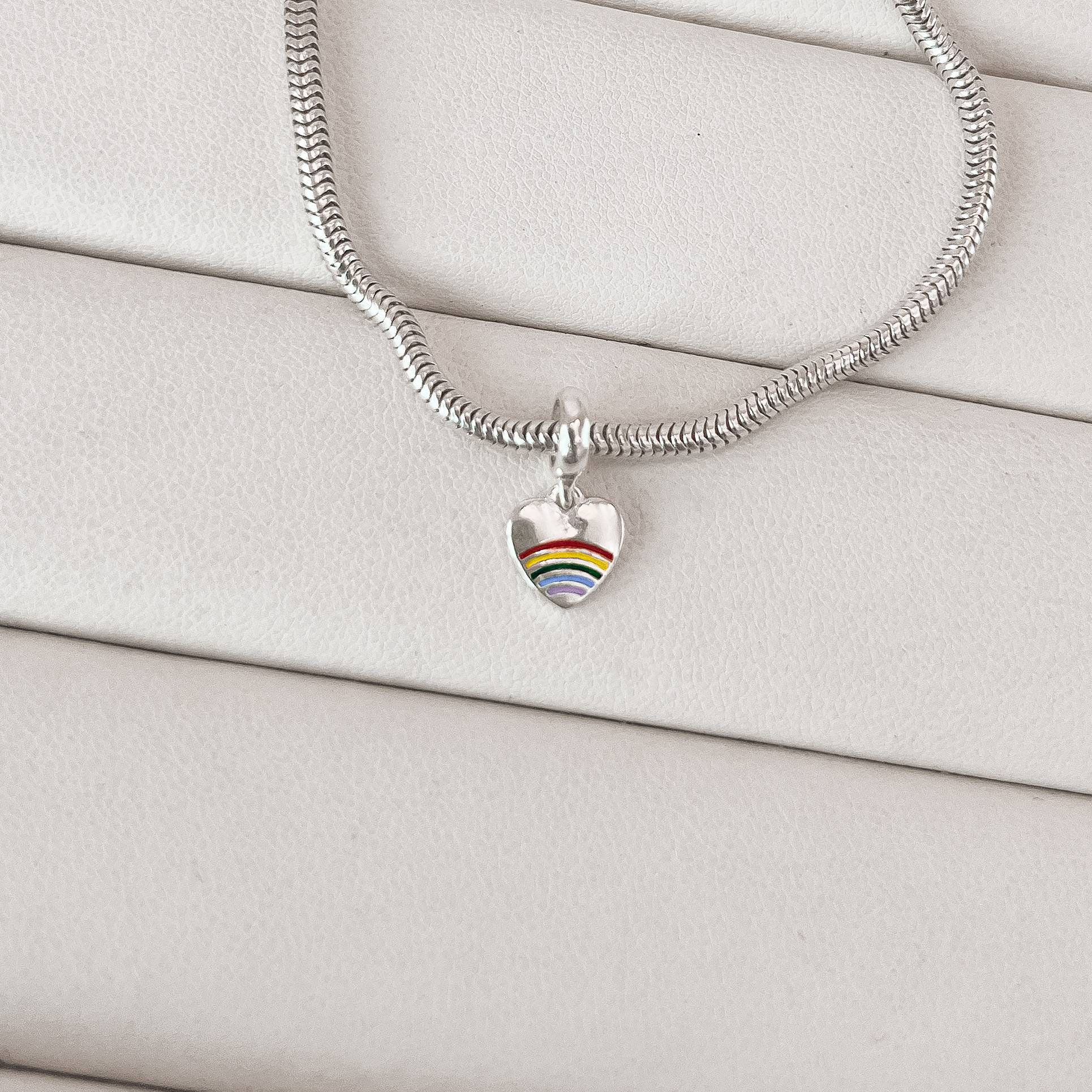 Imagem Secundária Berloque pingente coração arco-íris resina 8mm