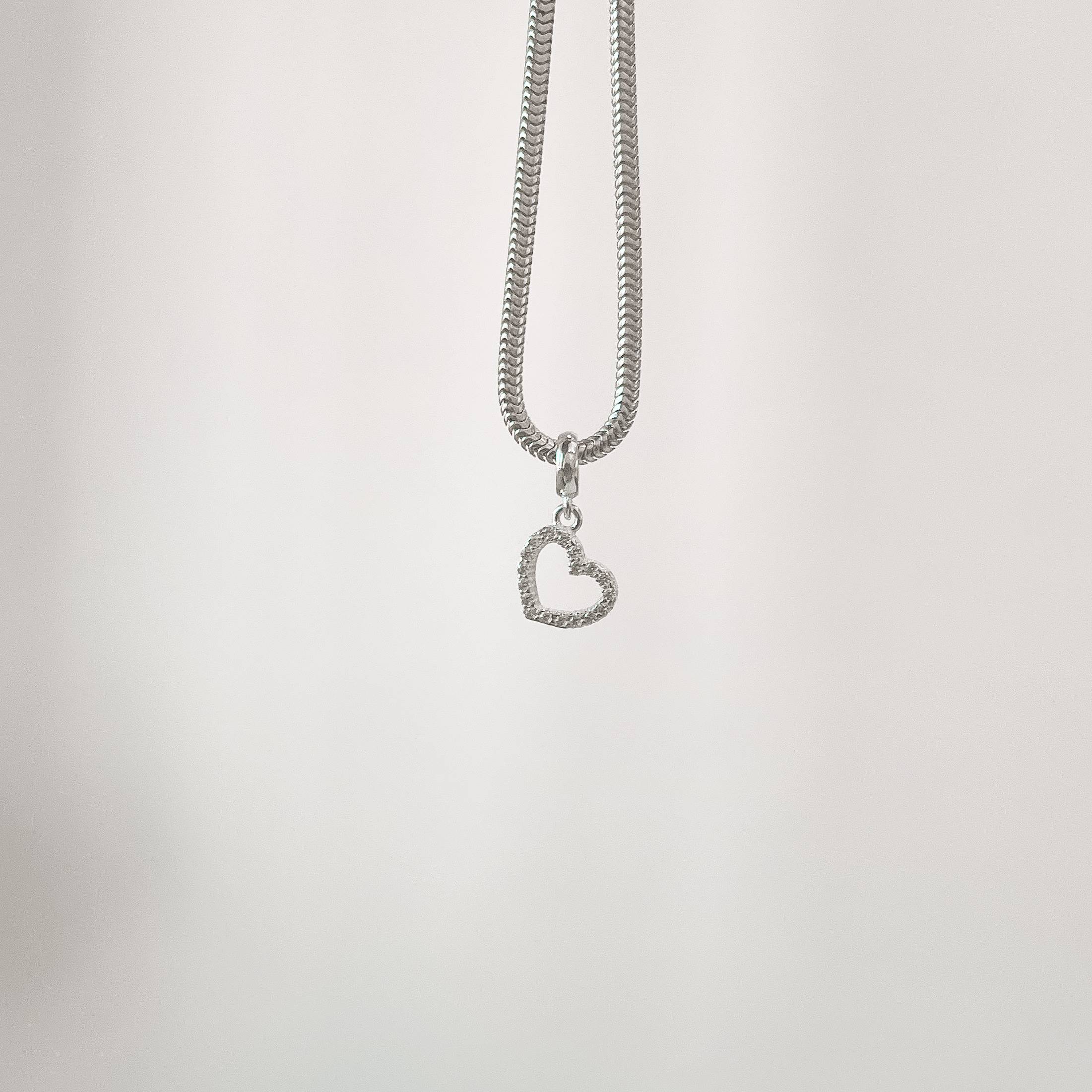 Imagem Berloque pingente coração de lado vazado cravejado 11mm