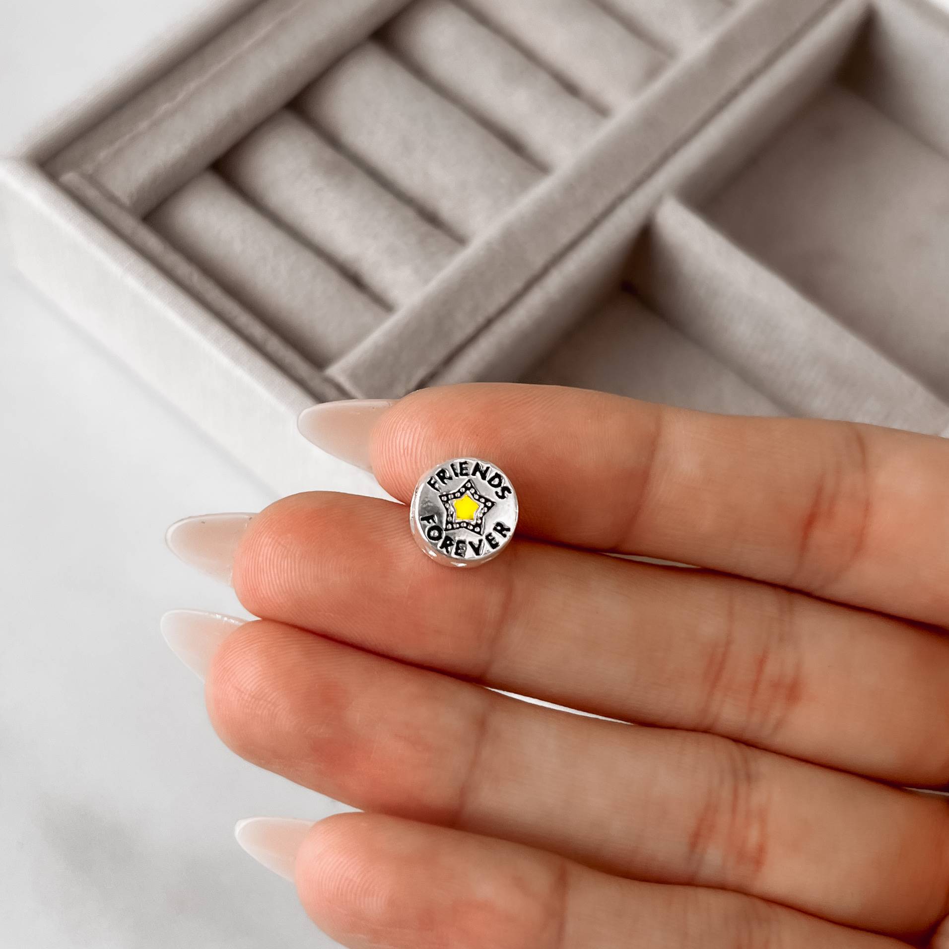 Imagem Secundária Berloque separador friends forever resina 10mm detalhe corações vazados