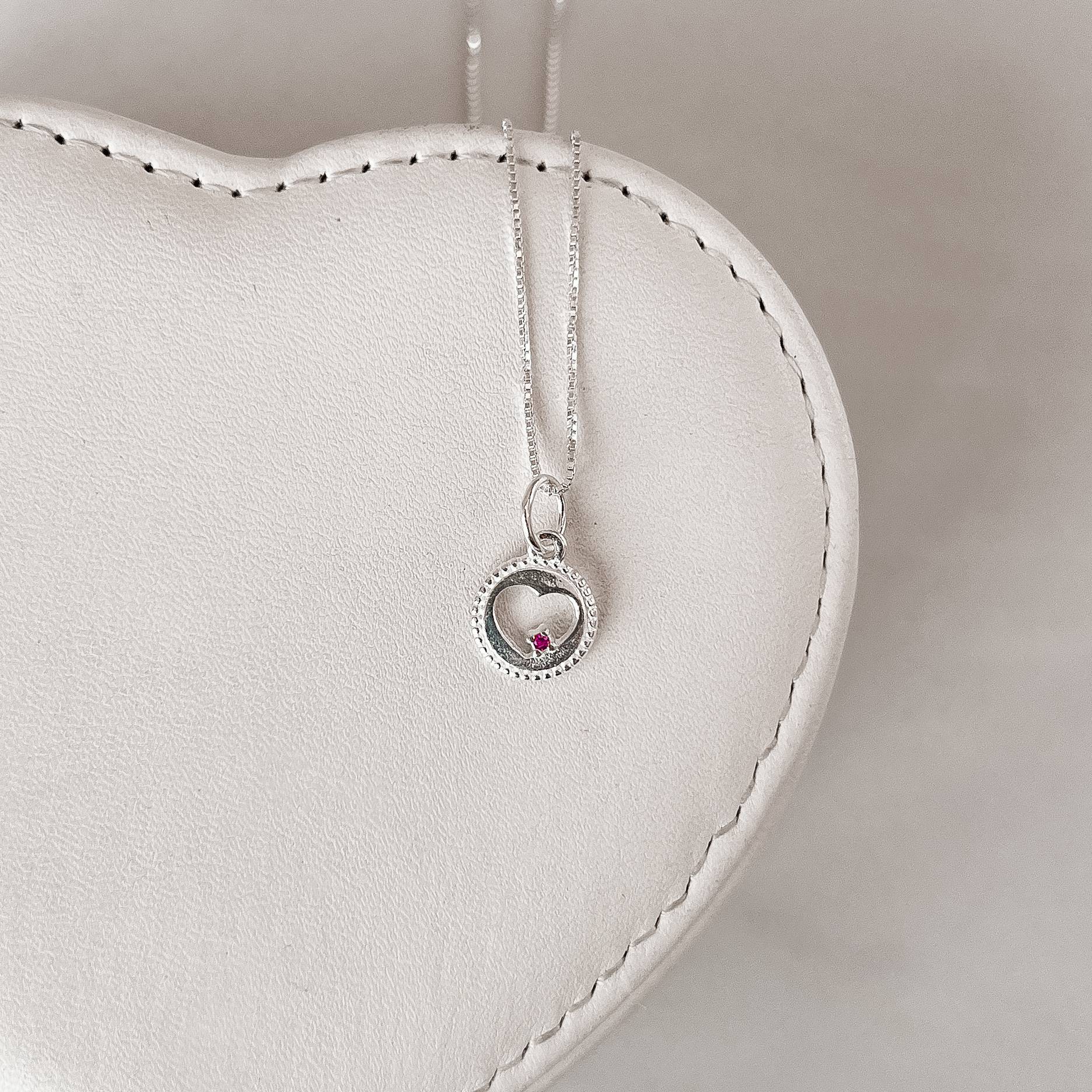 Imagem Secundária Colar pingente medalha coração vazado com zircônia rosa 10mm 40cm