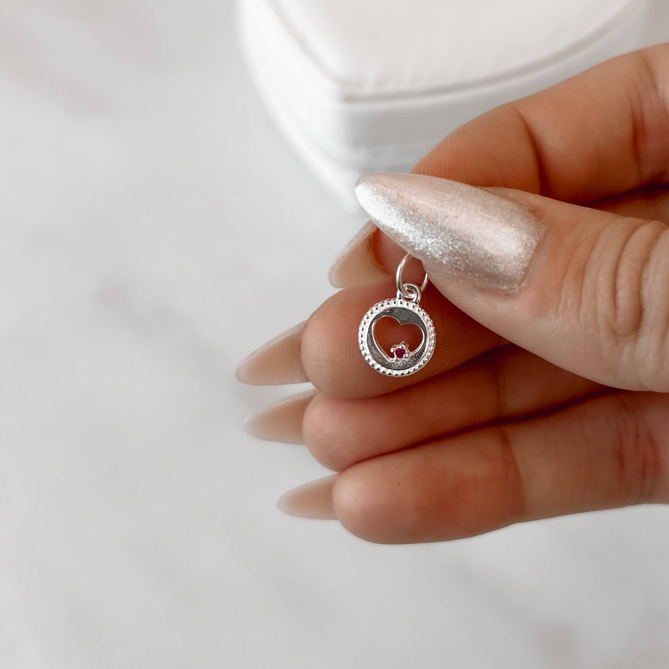 Imagem Secundária Pingente medalha coração vazado com zircônia rosa 10mm