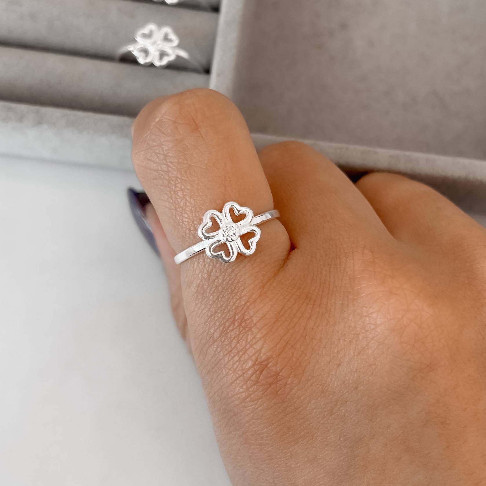 Anel trevo vazado detalhe zircônia