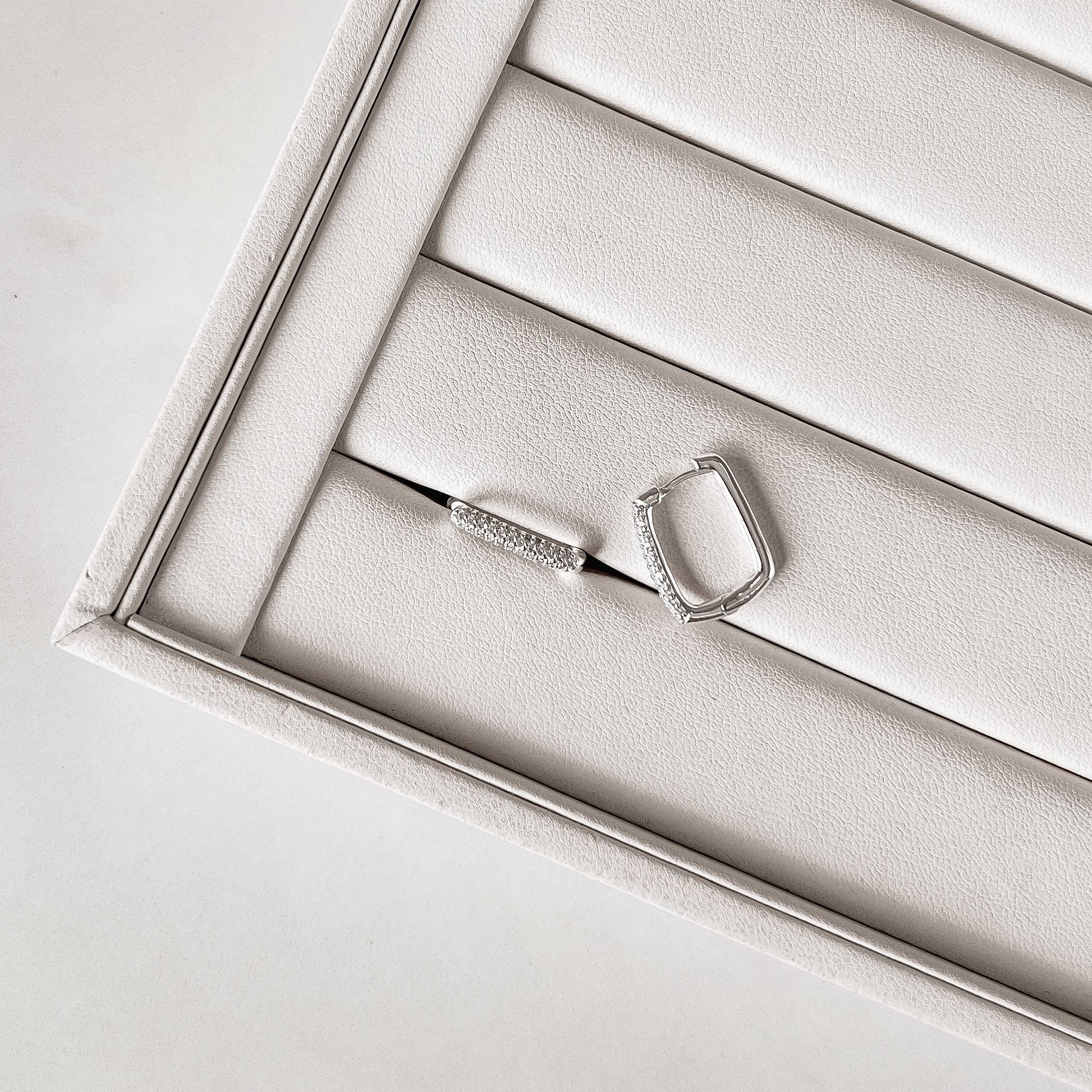 Argola click retangular cravejada 17mm