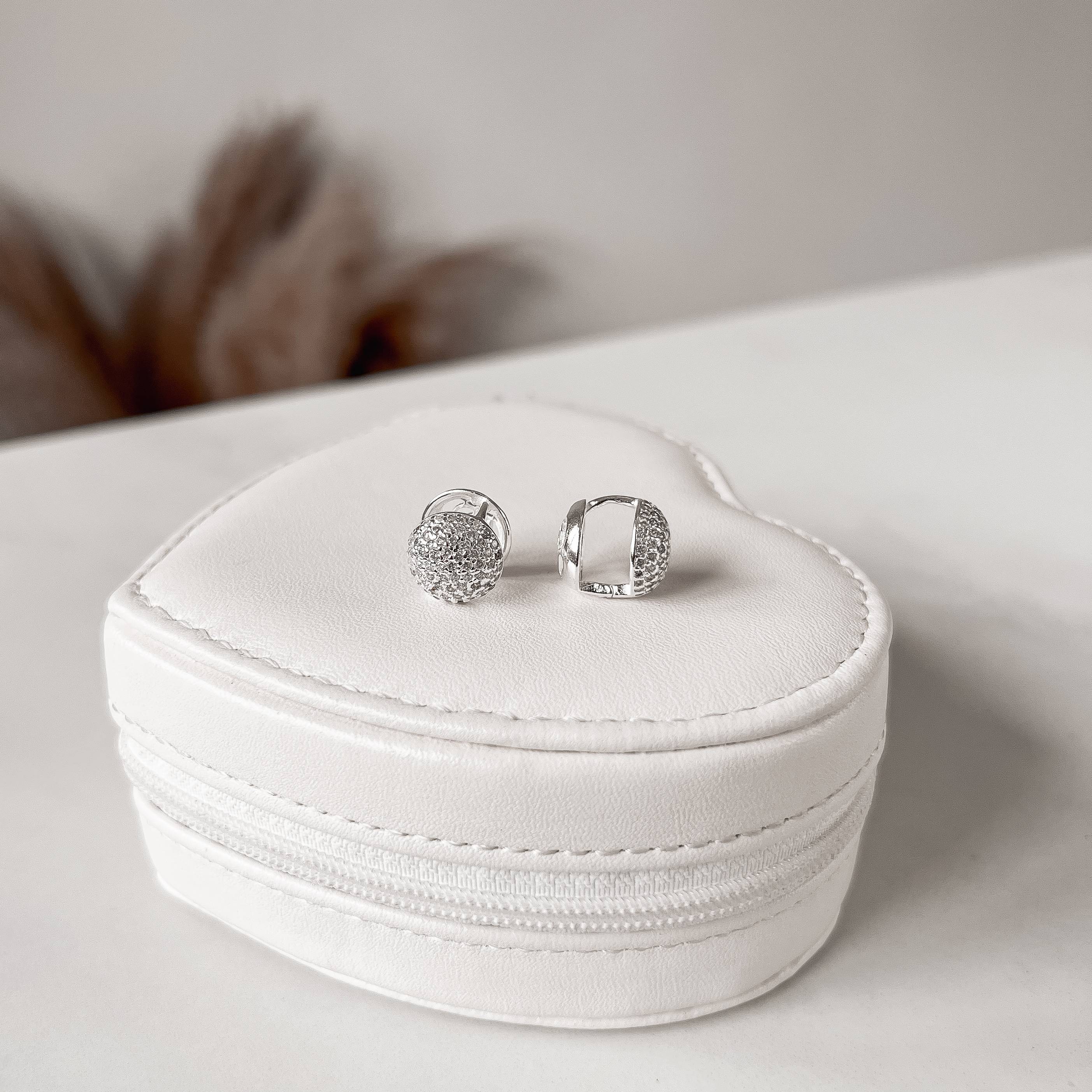 Argola click círculo cravejado 12mm detalhe flor vazada