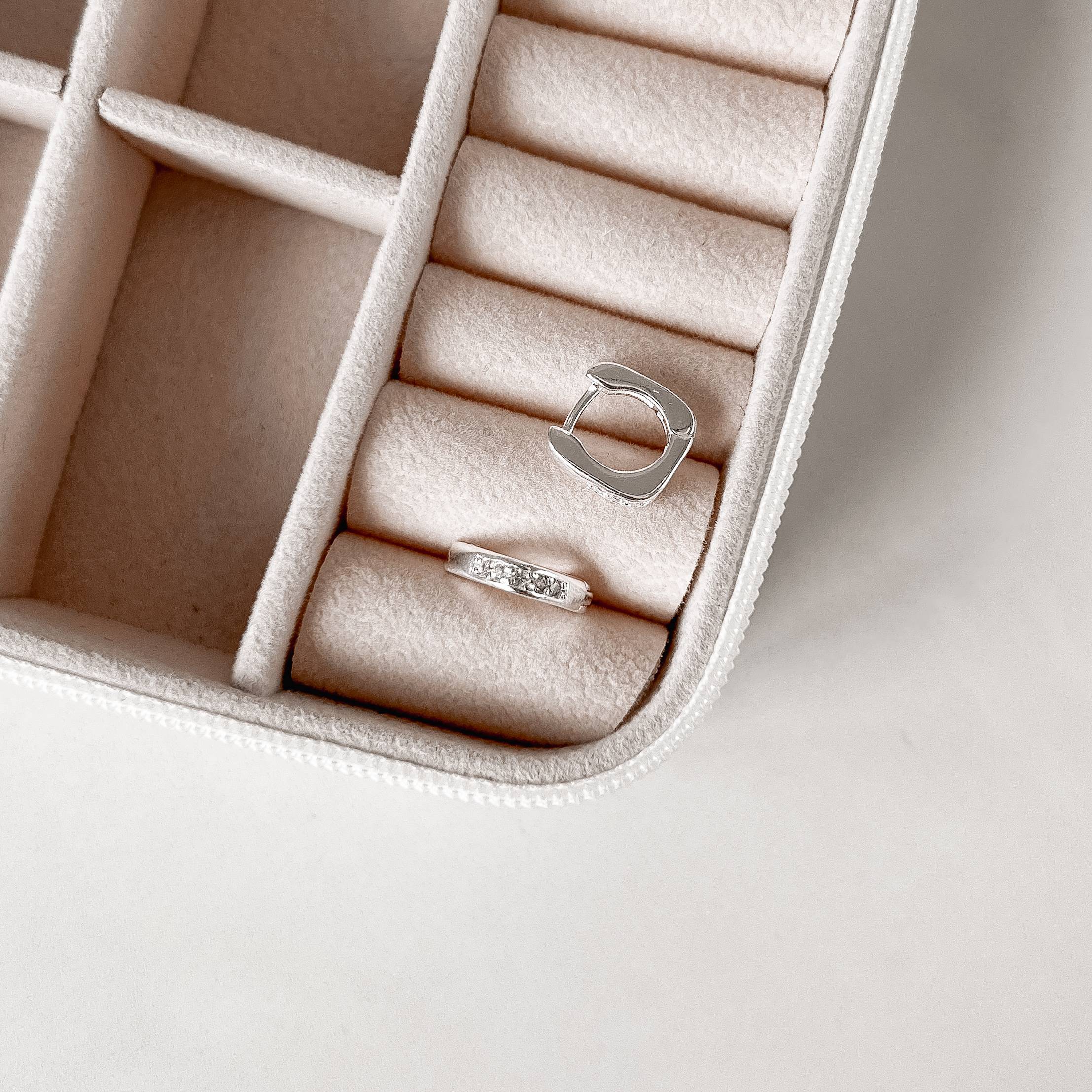 Argola click quadrada cravejada 10mm