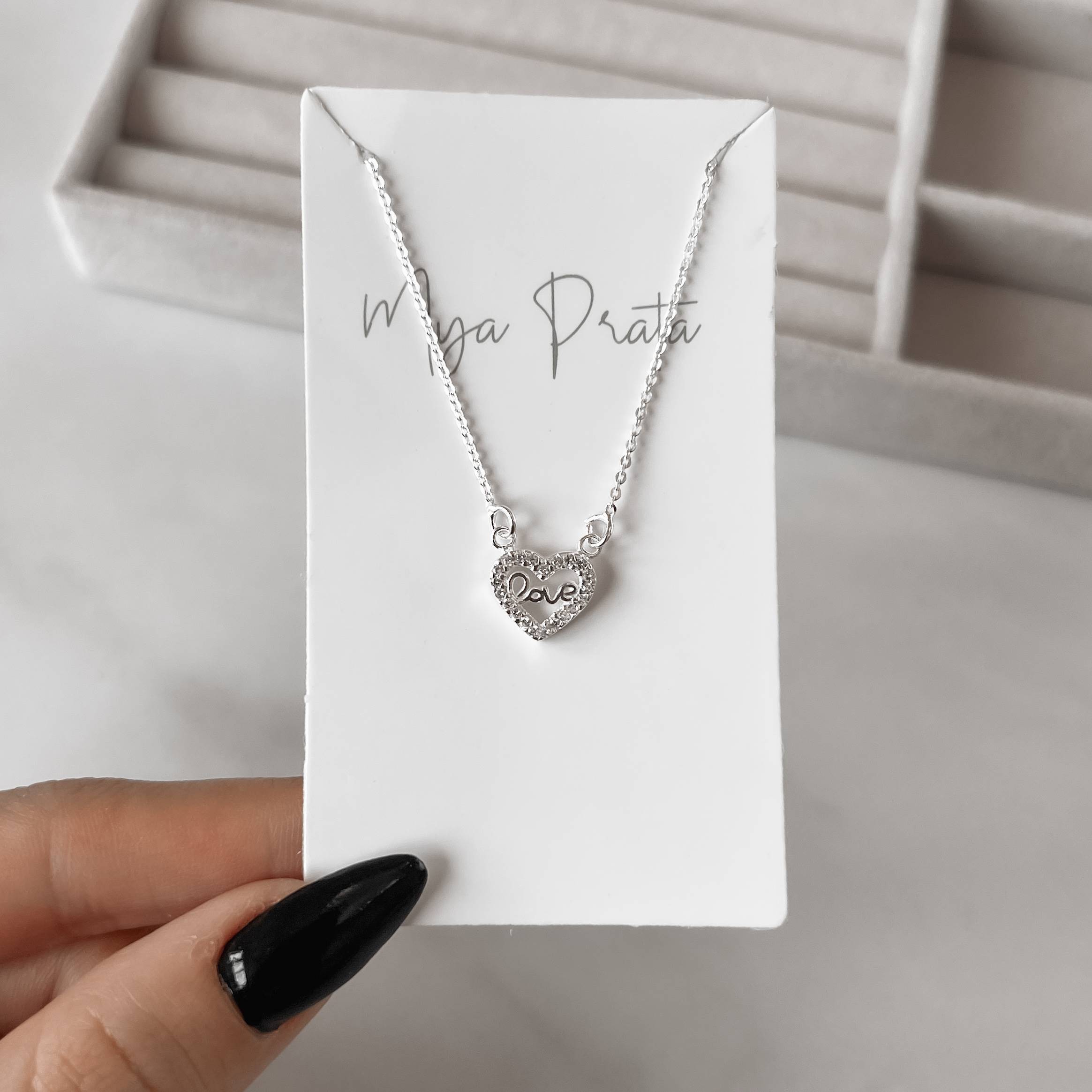 Colar coração vazado cravejado escrito love 11mm corrente cadeado 40cm com alongadora