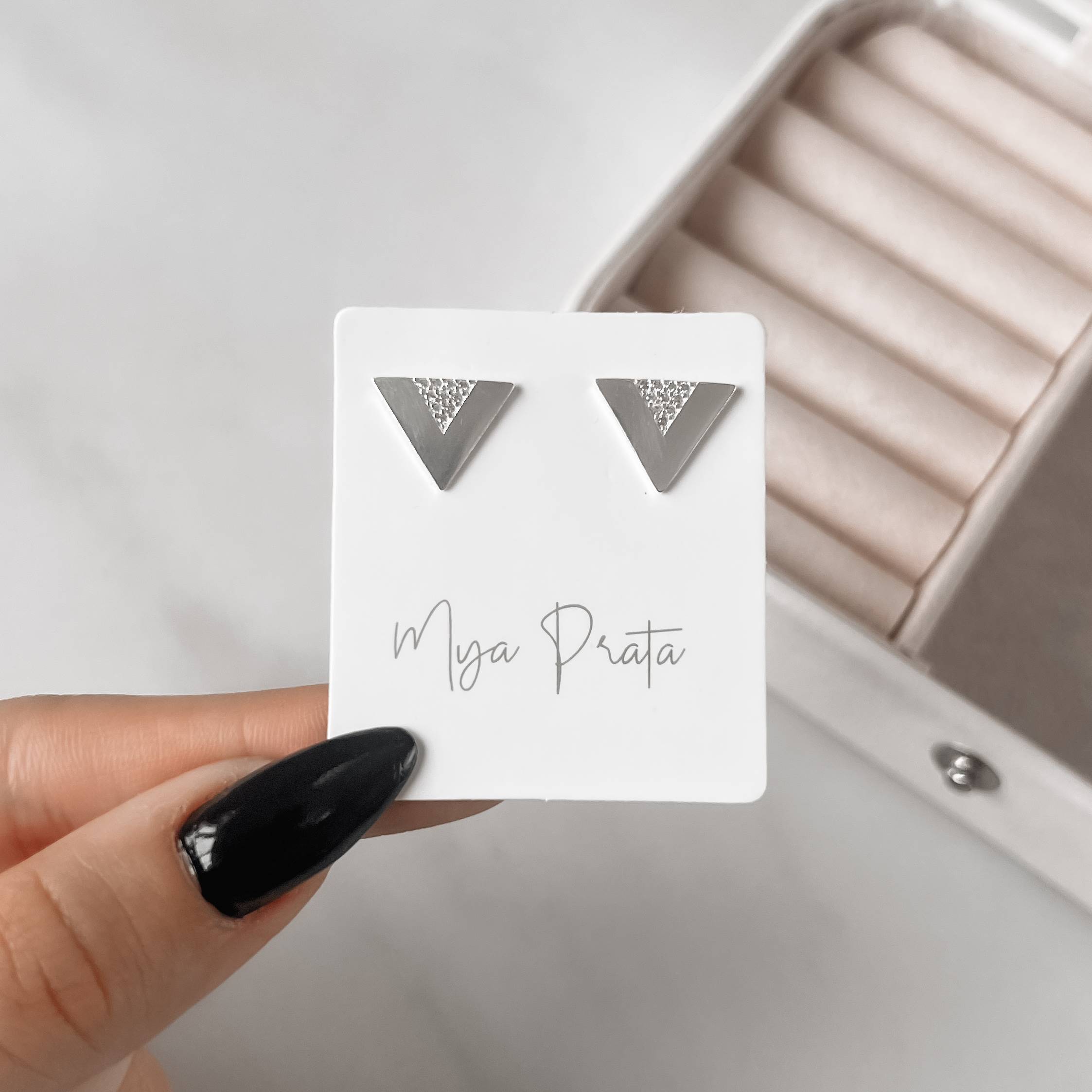 Brinco triângulo invertido detalhe cravejado 13mm