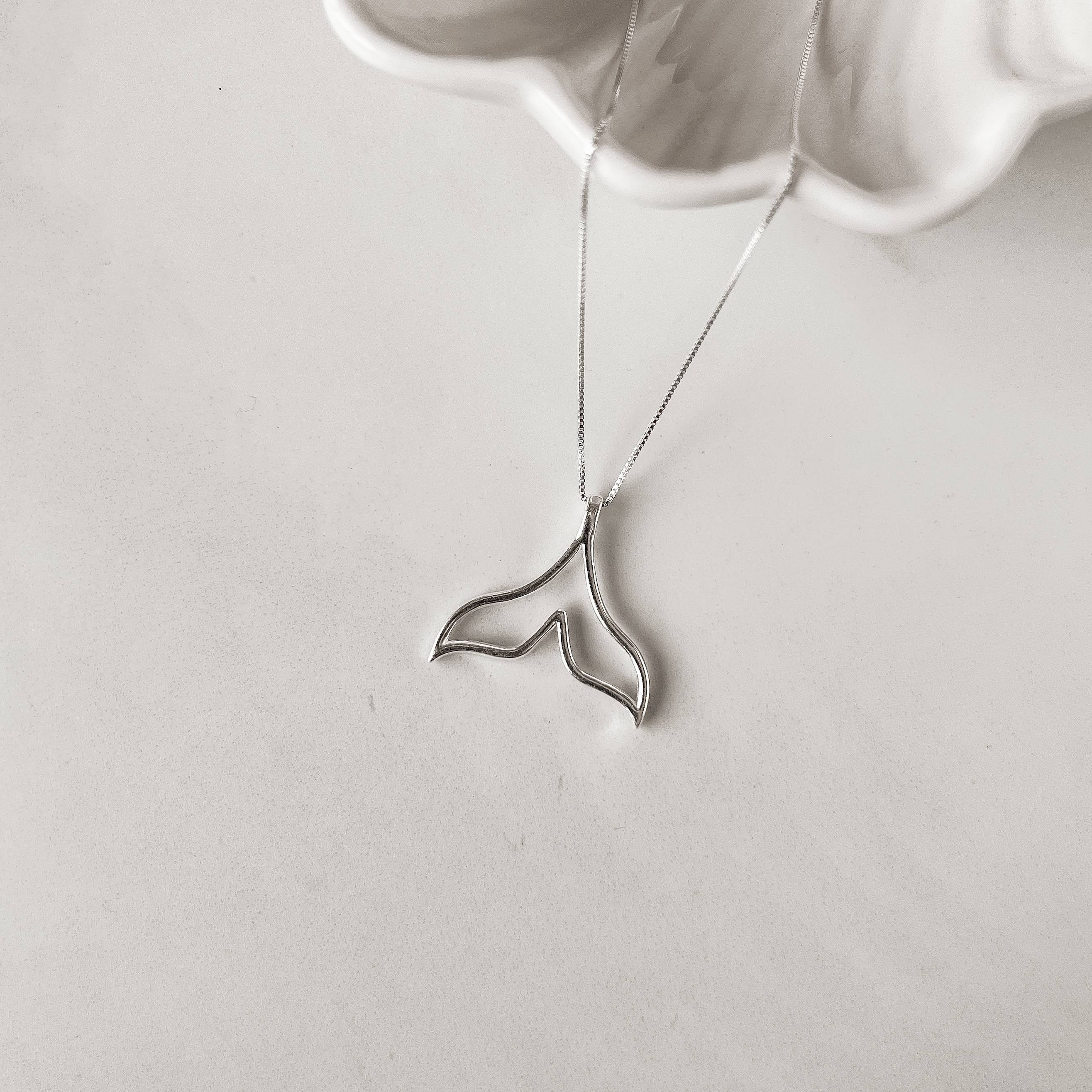 Imagem Colar pingente sereia vazada 27mm 45cm