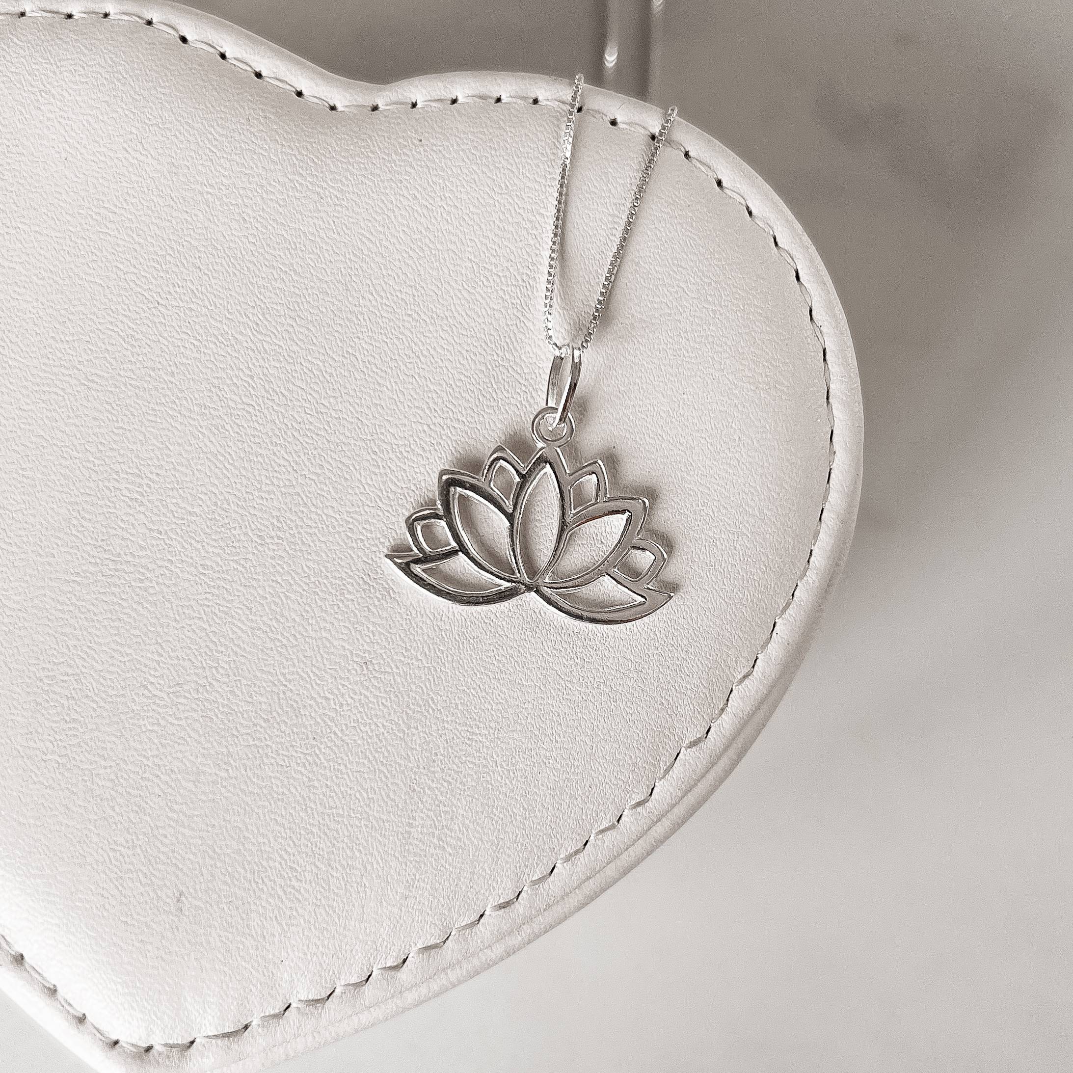 Imagem Colar pingente flor de lótus vazada 24mm 45cm