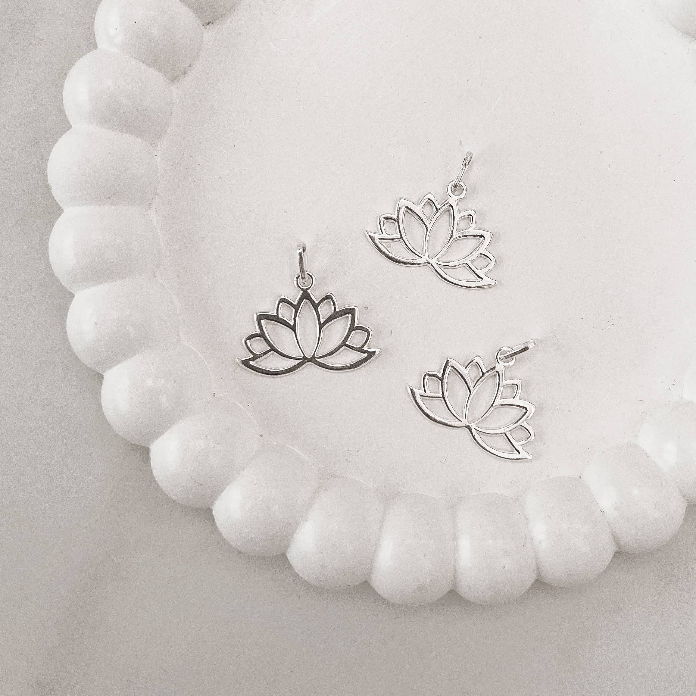 Pingente flor de lótus vazada 24mm