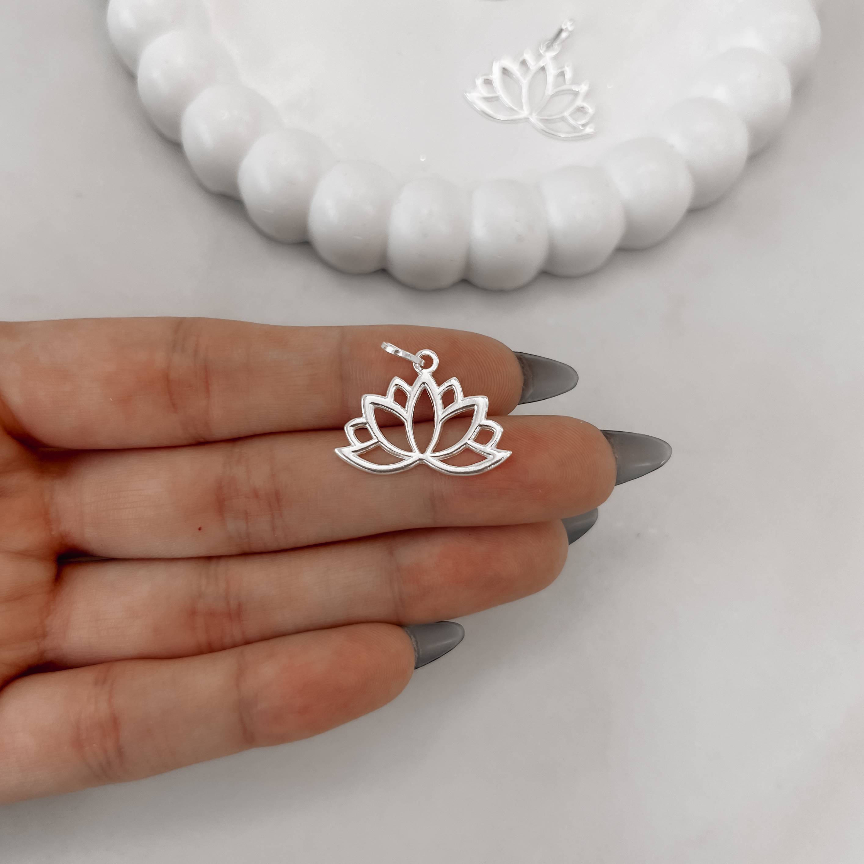 Imagem Secundária Pingente flor de lótus vazada 24mm