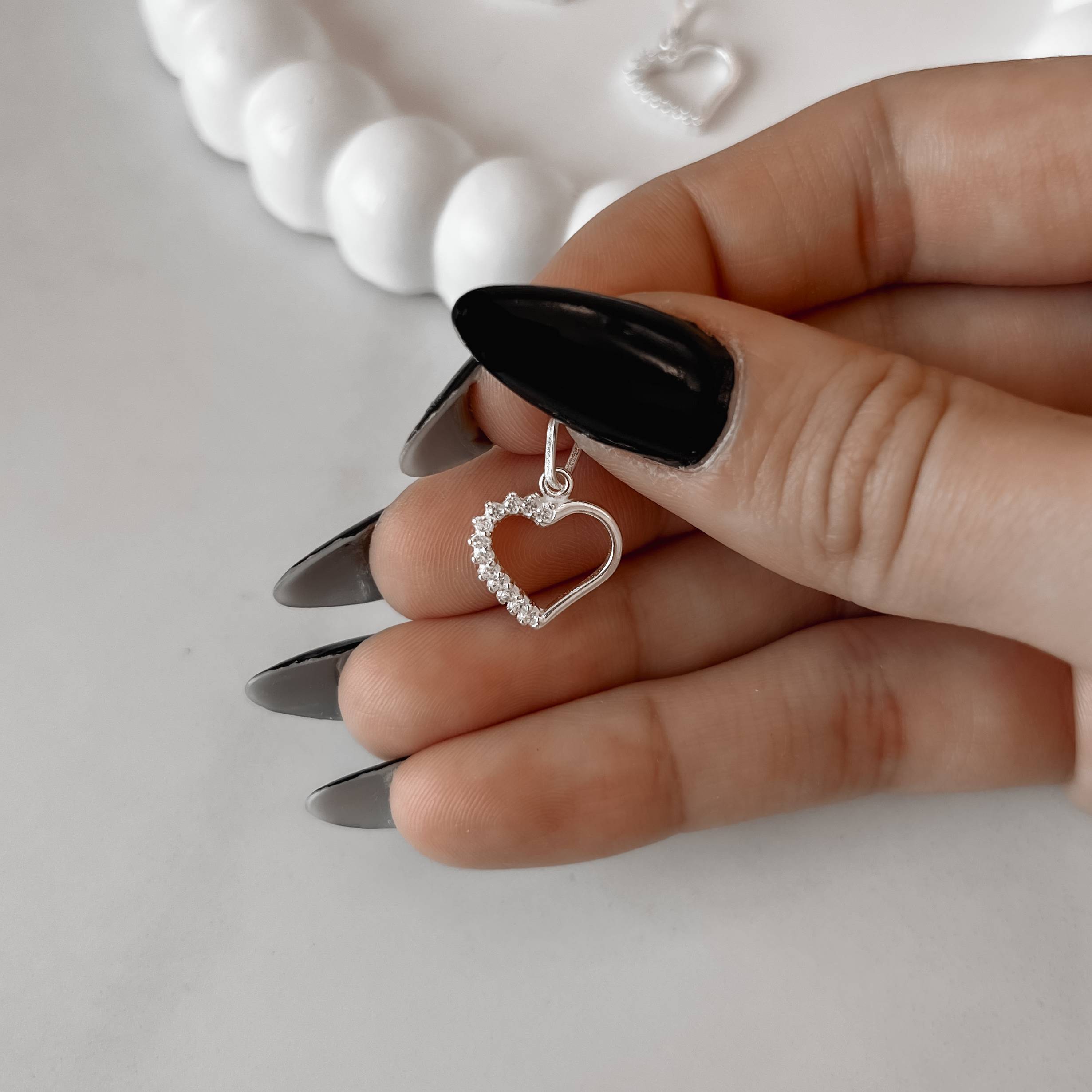 Imagem Secundária Pingente coração vazado metade cravejado 12mm