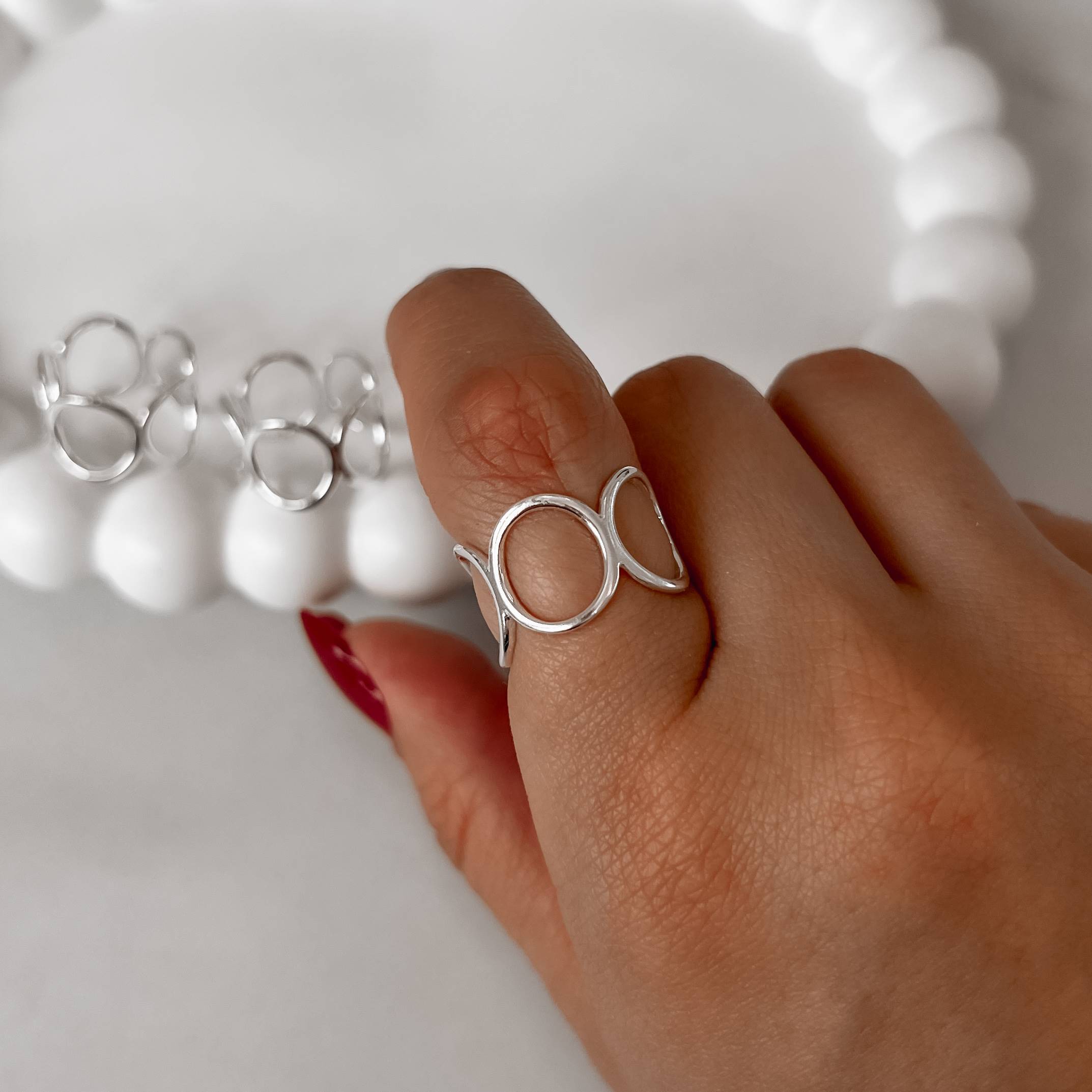 Anel largo círculos vazados