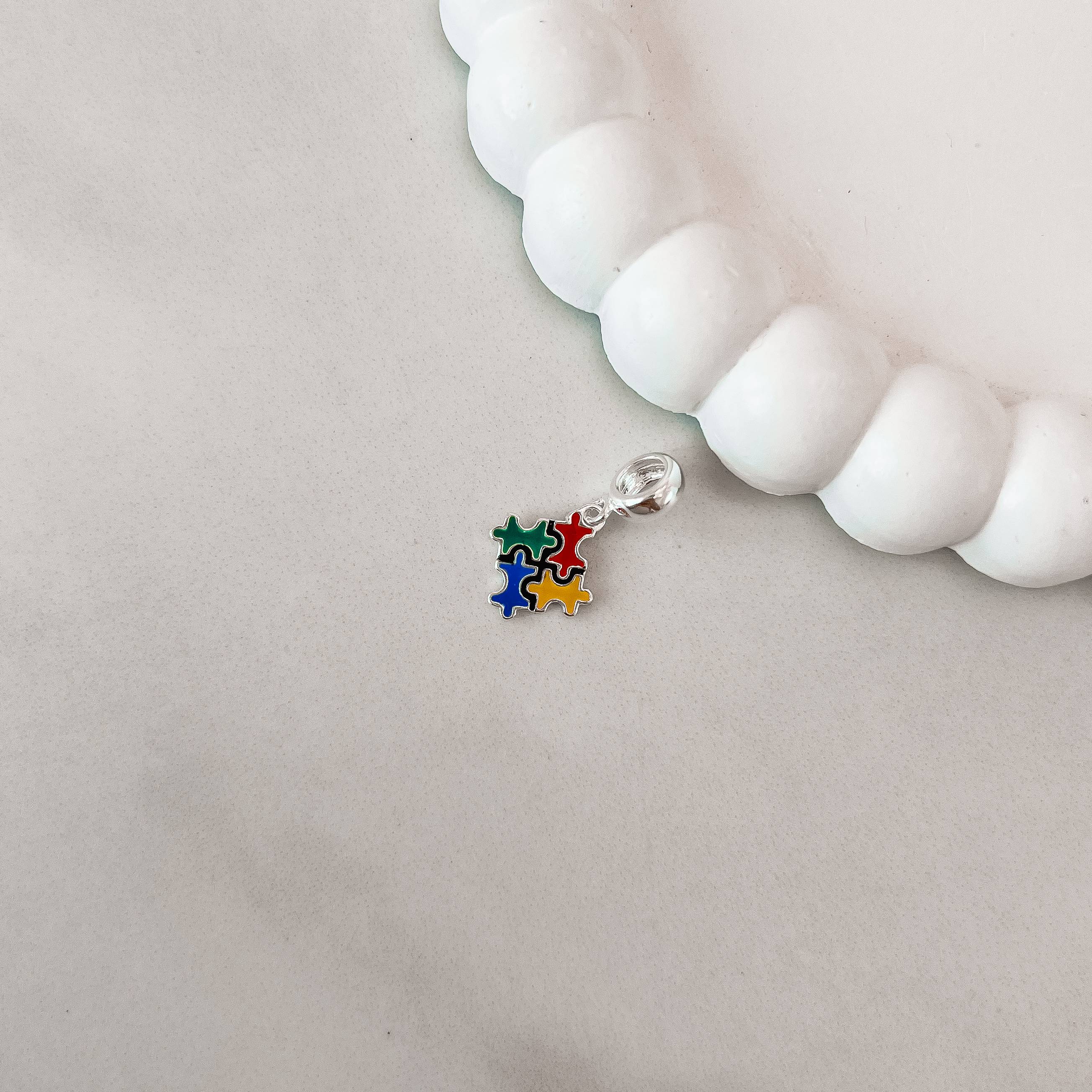 Berloque pingente simbolo autismo resina 15mm