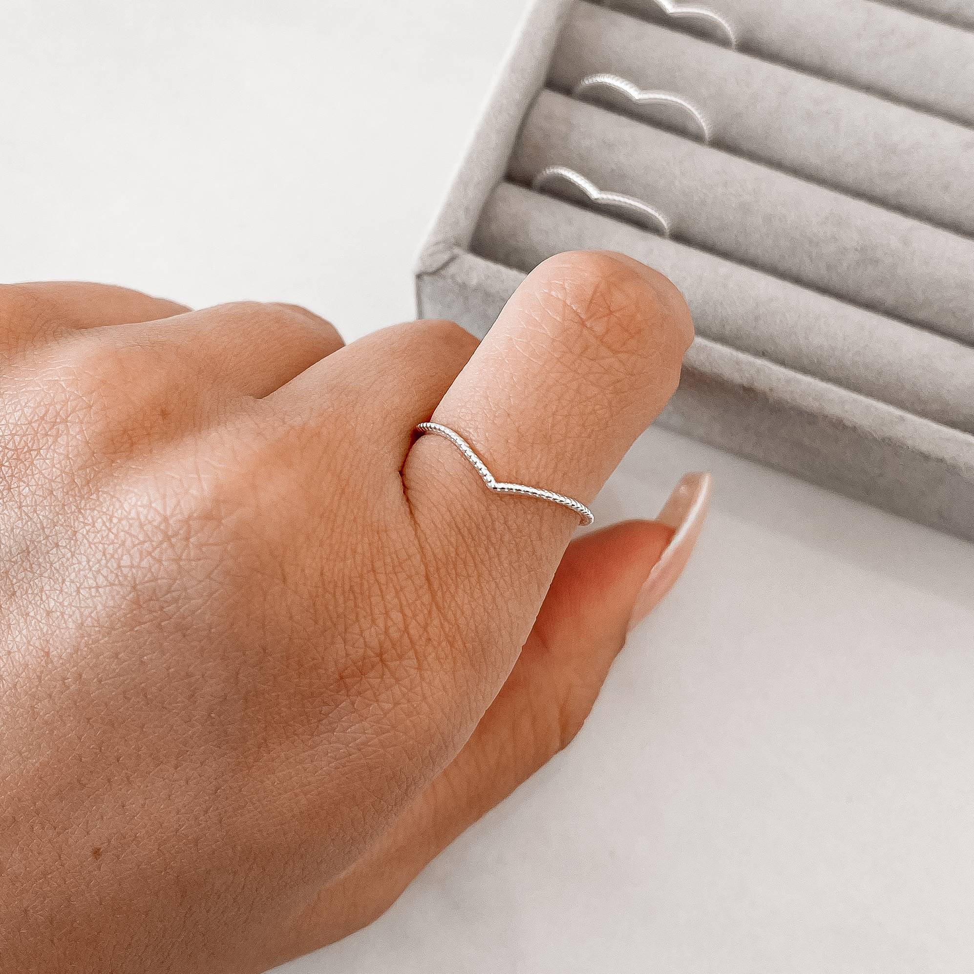 Anel V desenhado fino