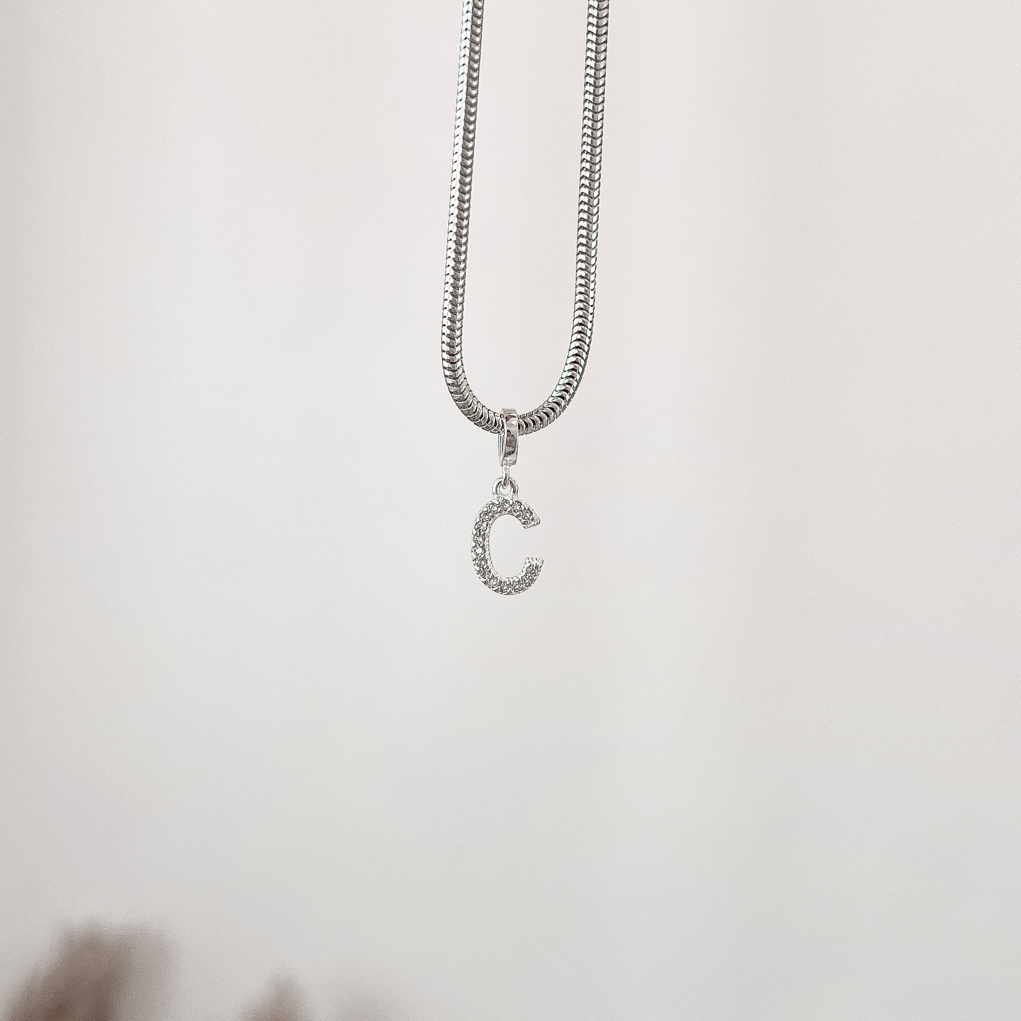 Berloque pingente letra C cravejada 11mm