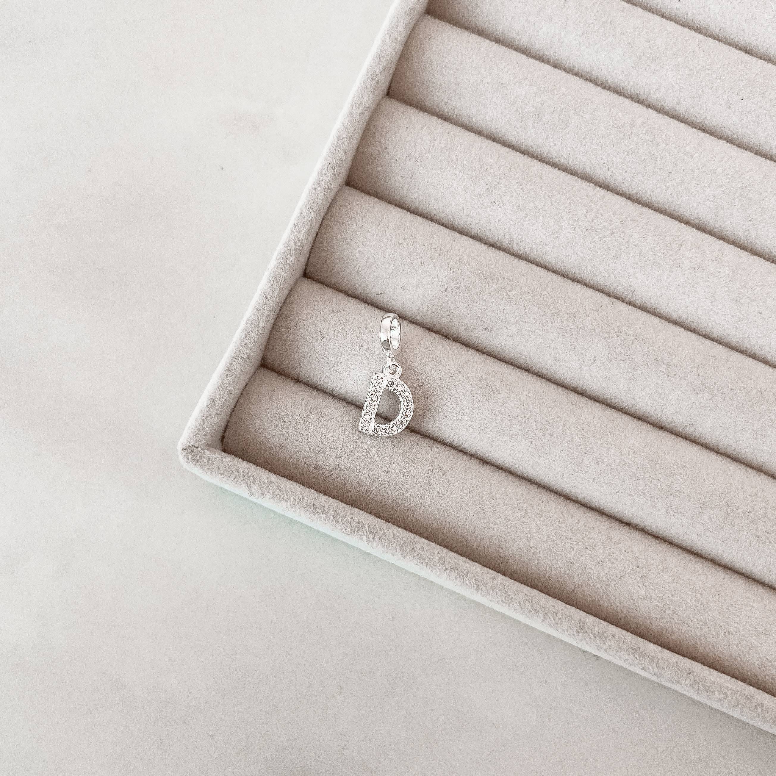 Imagem Secundária Berloque pingente letra D cravejada 10mm