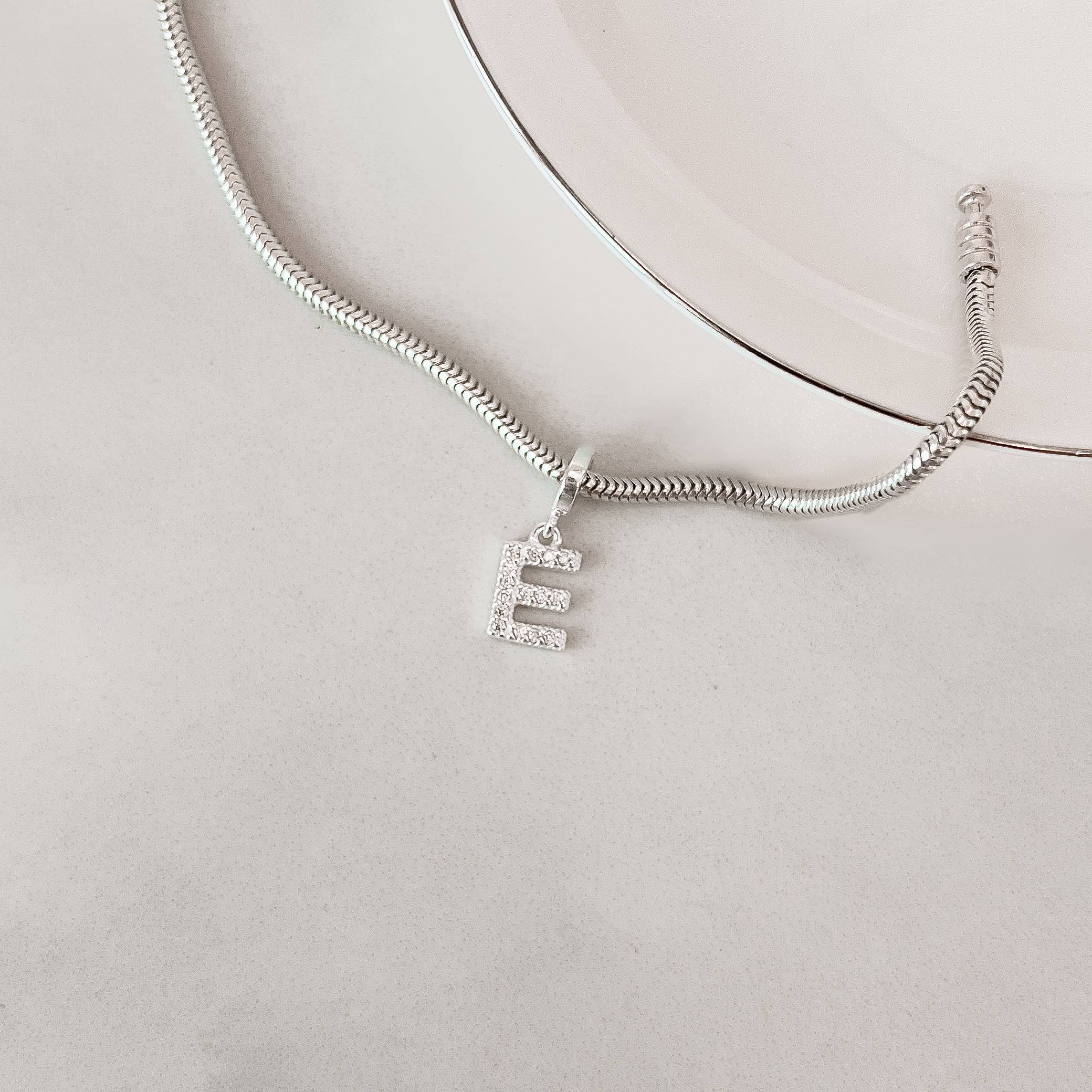 Imagem Secundária Berloque pingente letra E cravejada 10mm