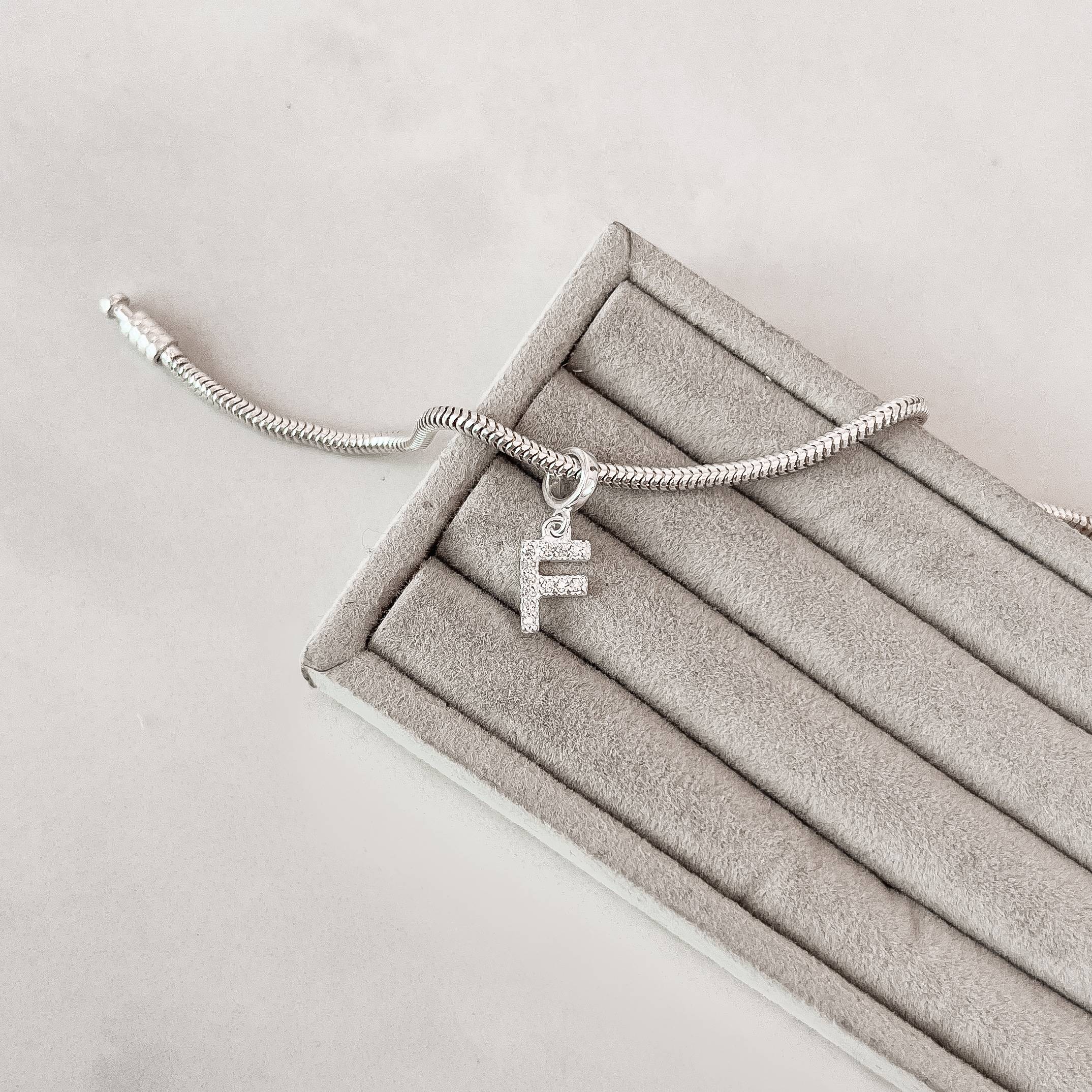 Imagem Secundária Berloque pingente letra F cravejada 10mm