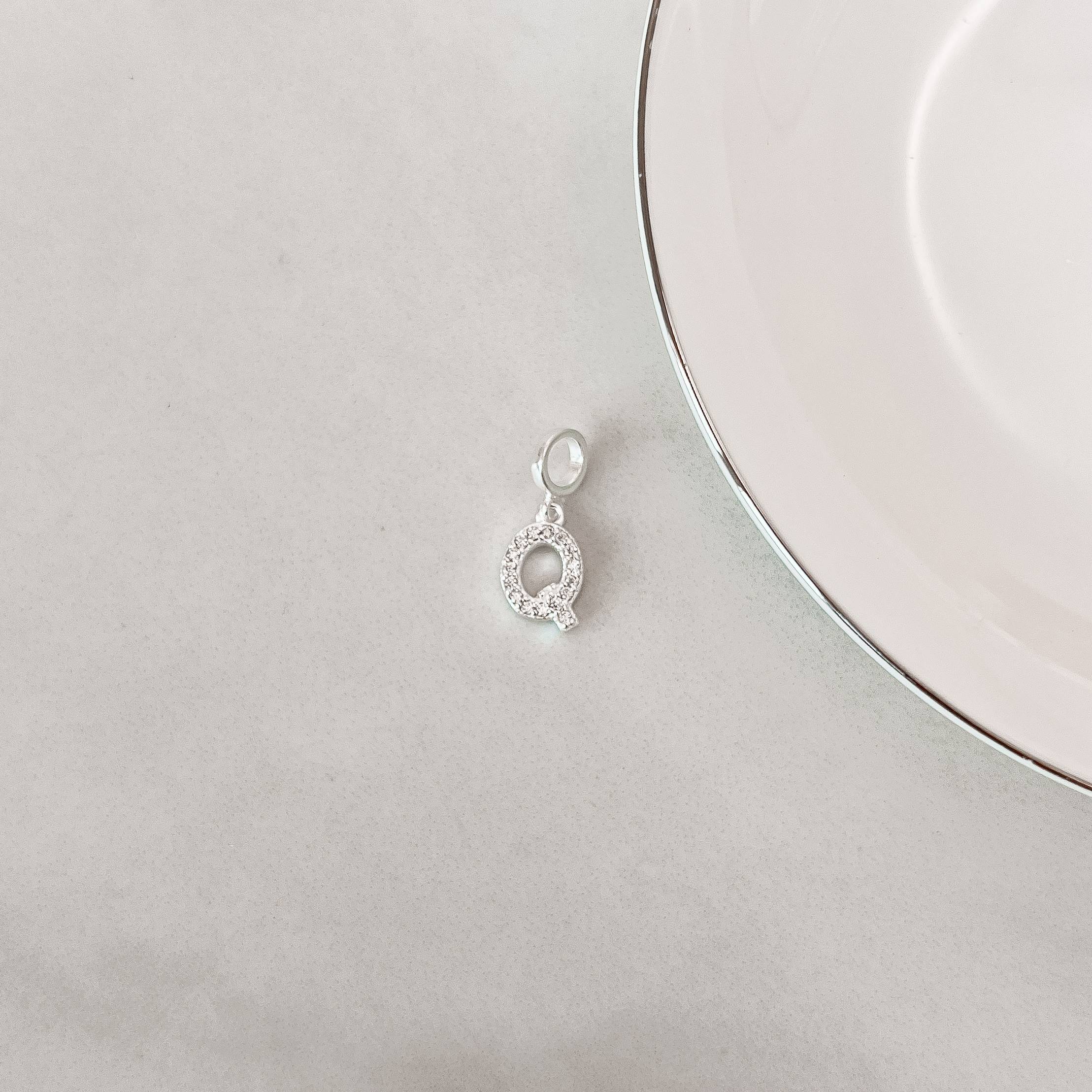 Imagem Secundária Berloque pingente letra Q cravejada 10mm