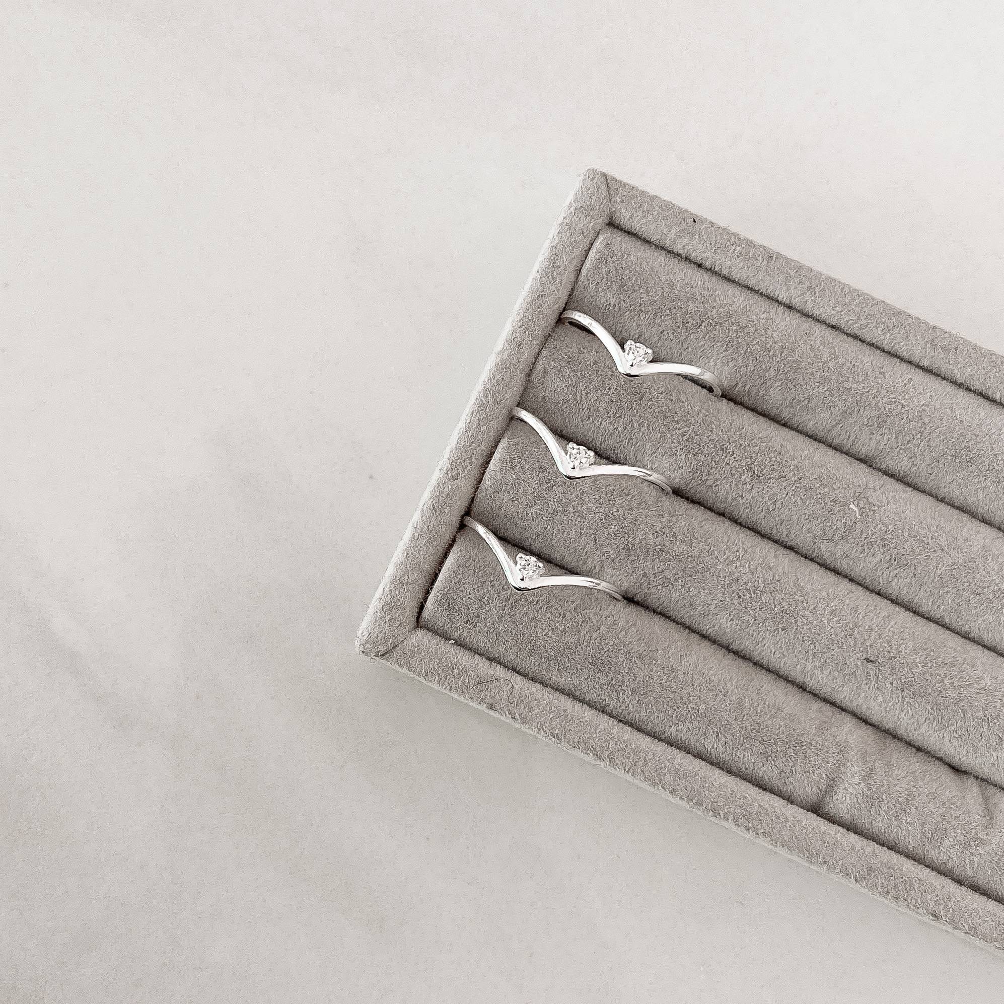 Imagem Secundária Anel mini V com zircônia