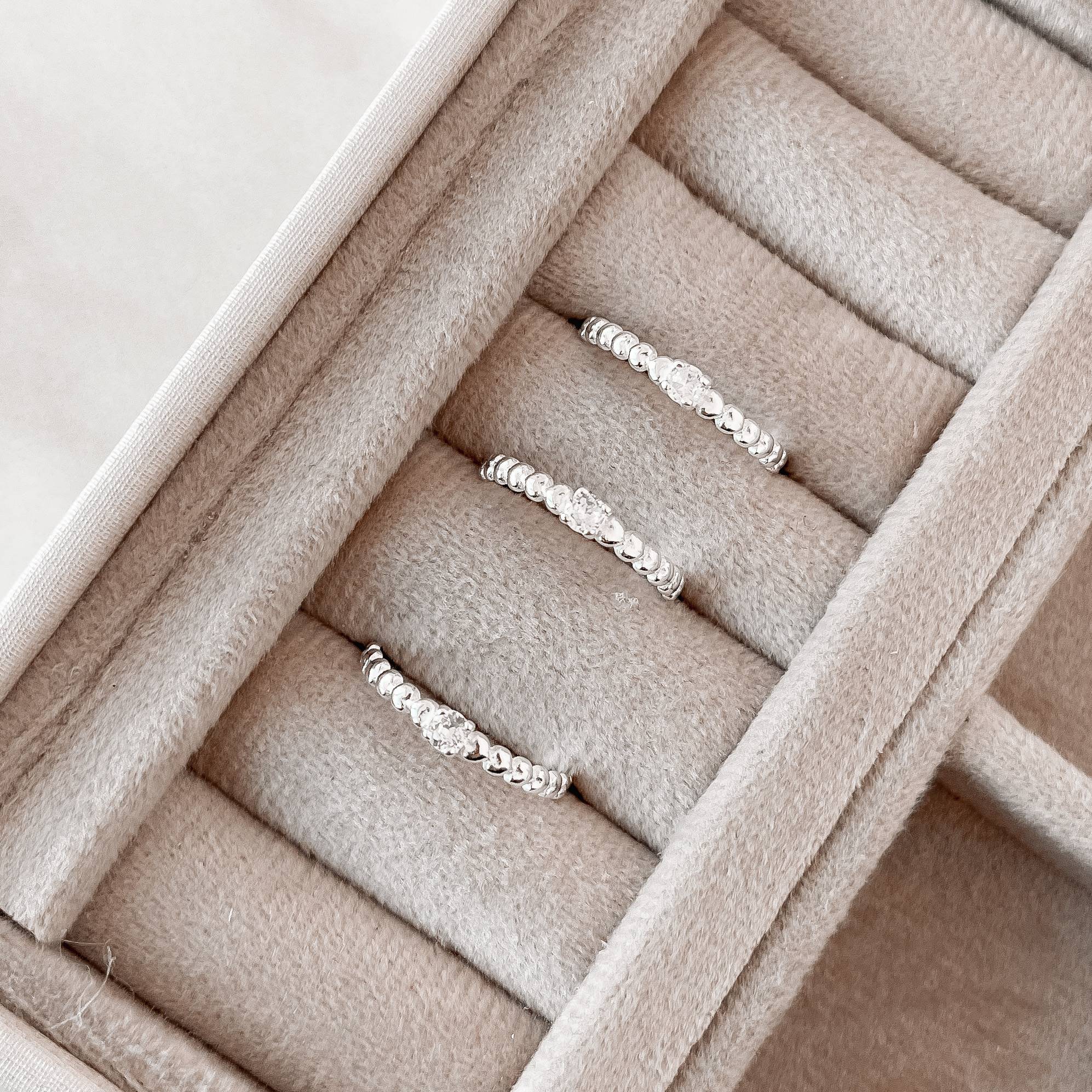 Imagem Secundária Anel solitário detalhe corações